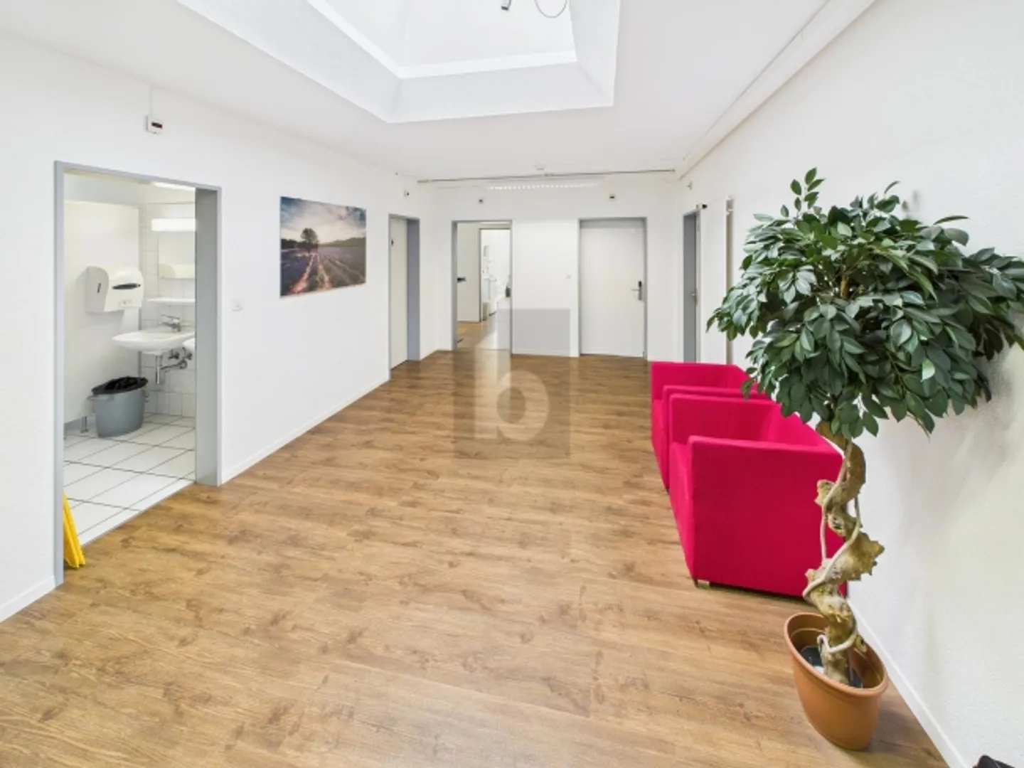 MODERN OFFICE IN A CENTRAL LOCATION 3.01 - Photo 1 of 6