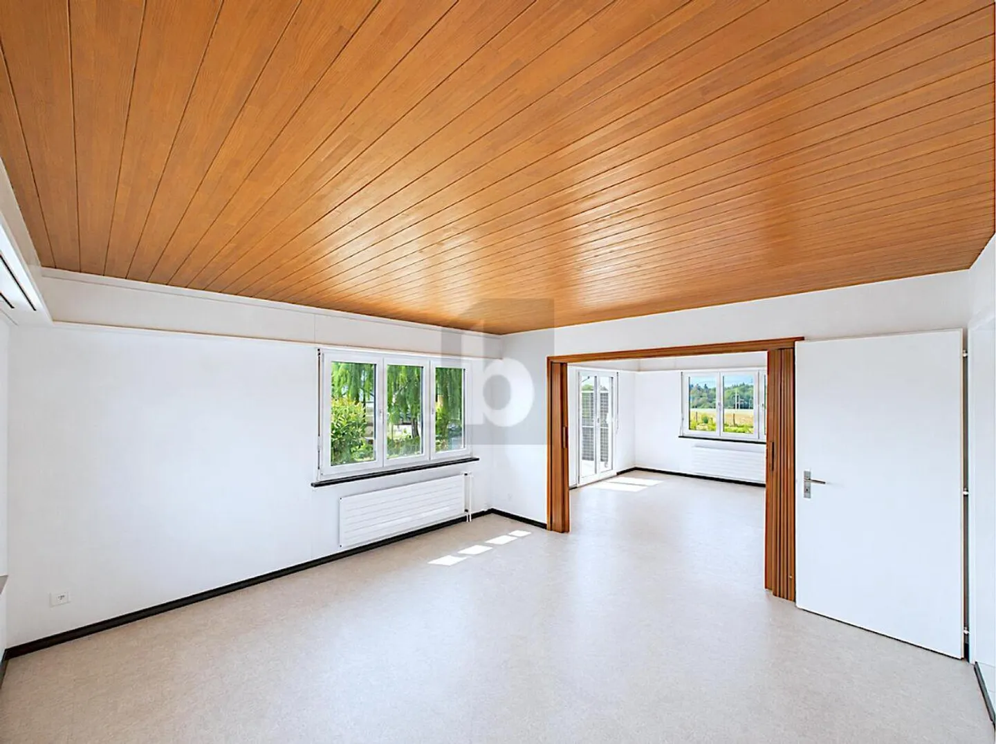 RISTRUTTURATO ENERGETICAMENTE CON 1.339 M² DI CIRCONDARE - Foto 2 di 6