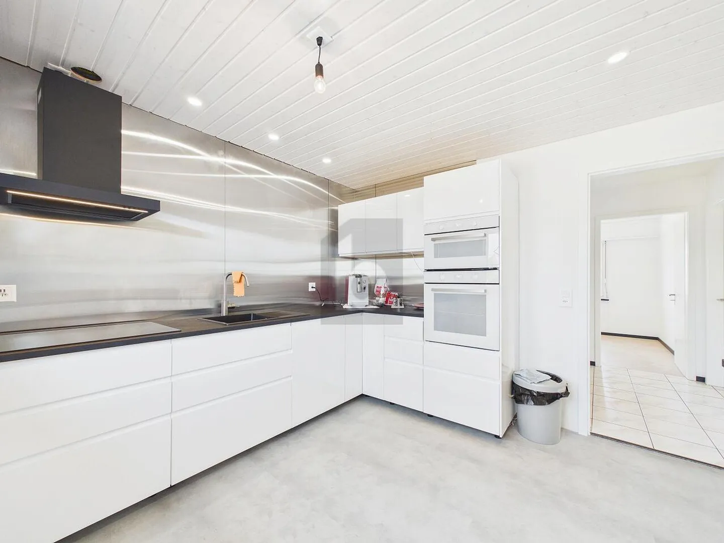 RISTRUTTURATO ENERGETICAMENTE CON 1.339 M² DI CIRCONDARE - Foto 3 di 6