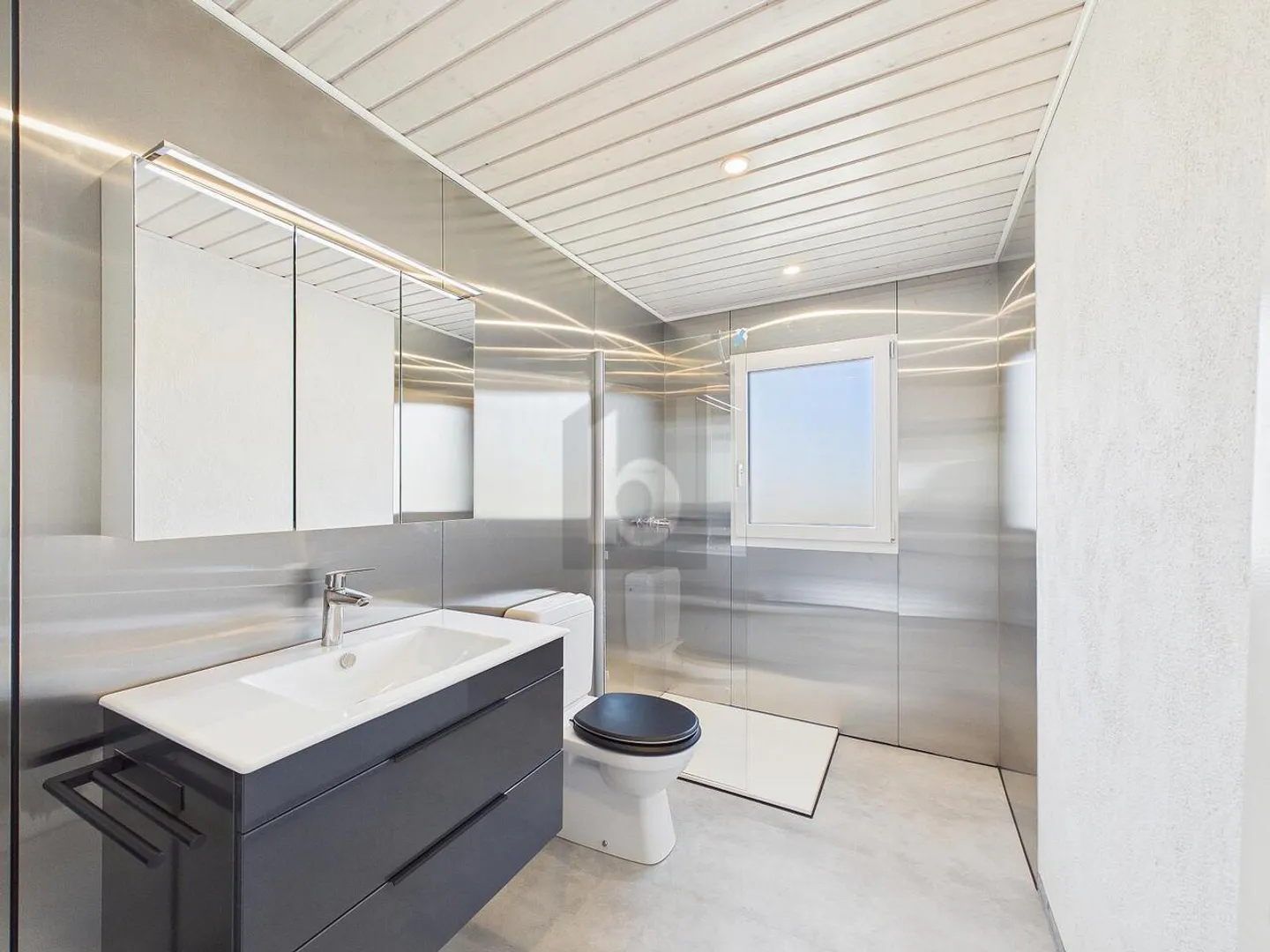 RISTRUTTURATO ENERGETICAMENTE CON 1.339 M² DI CIRCONDARE - Foto 4 di 6