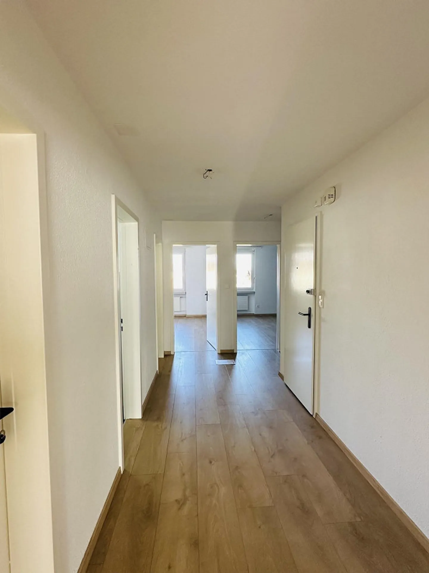 Appartamento tranquillo e luminoso di 3,5 stanze, incluso posto auto, balcone, cantina - Foto 4 di 10