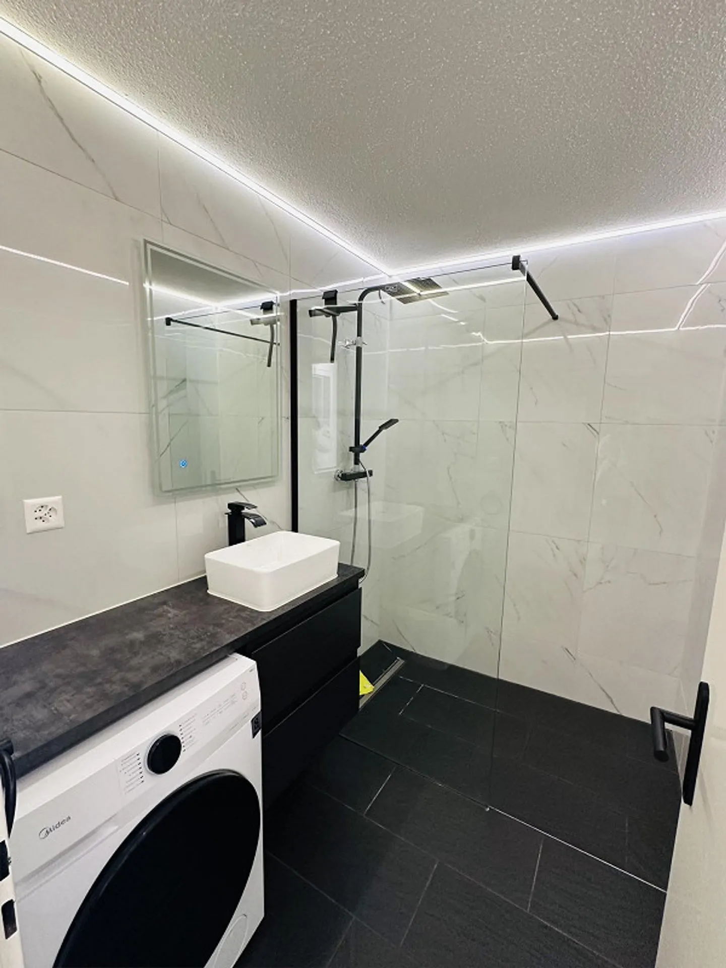 Appartamento tranquillo e luminoso di 3,5 stanze, incluso posto auto, balcone, cantina - Foto 6 di 10