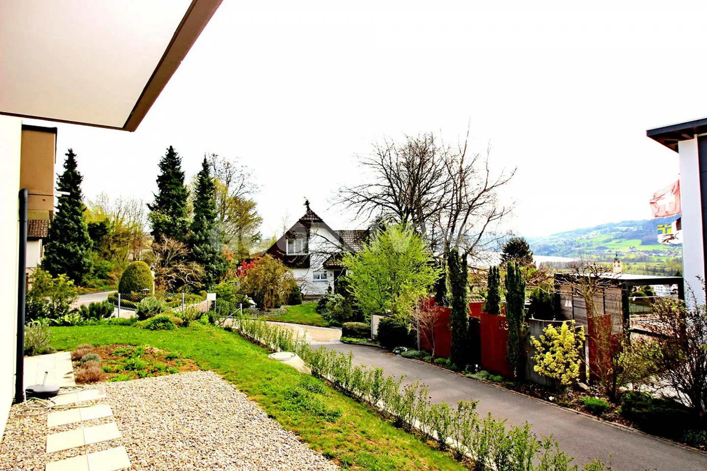 Vivre moderne et au calme avec un grand jardin - Photo 6 sur 7