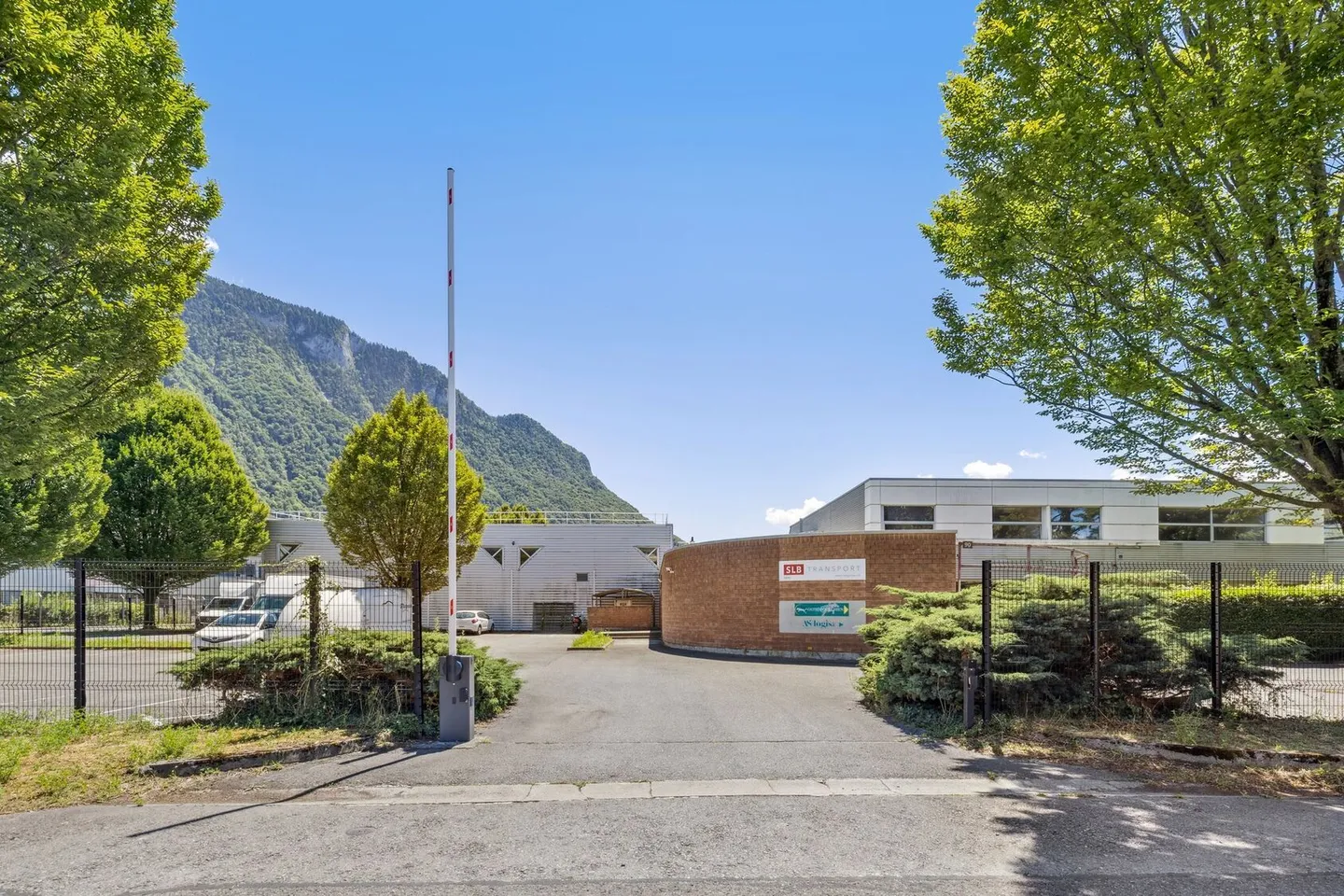 Negozio/tempo libero di 799 m2 - Diverse aree di parcheggio - Altezza 4,5 m - Foto 2 di 6