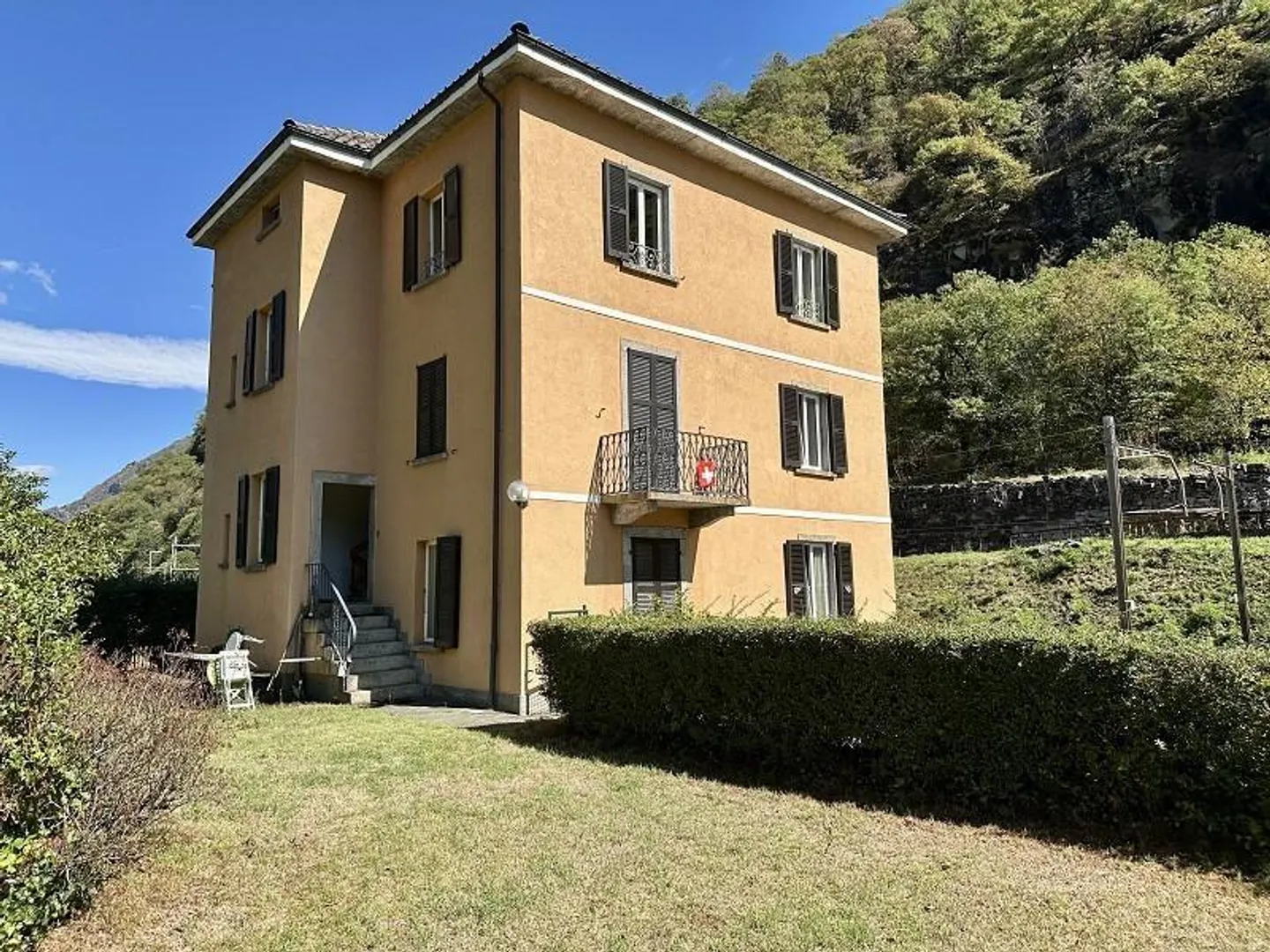 3-family house with large garden and building plot - Photo 2 of 28