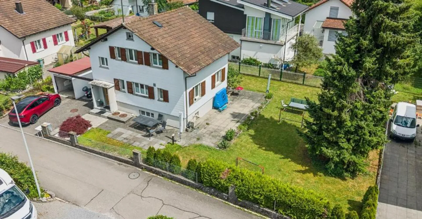 Charming home with large garden and versatile layout - Photo 1 of 7