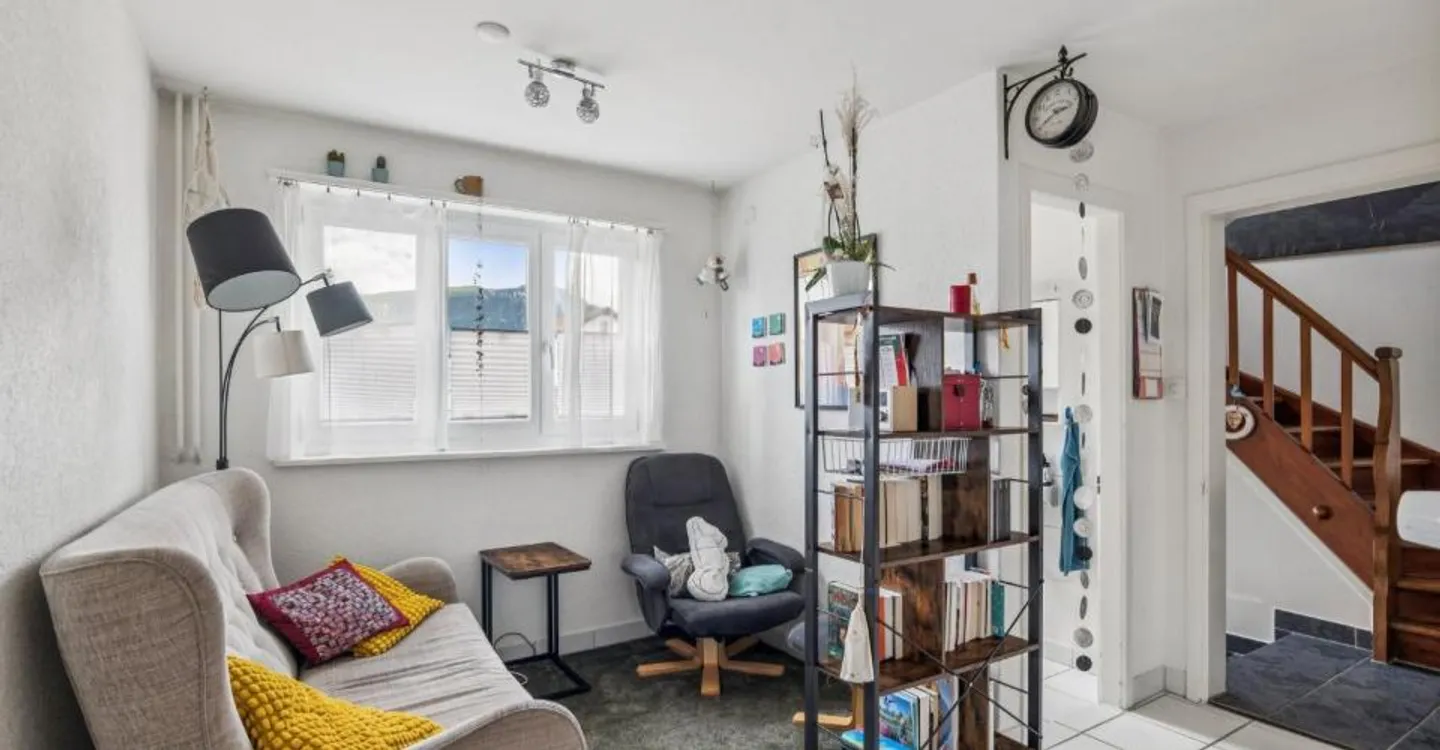 Charming home with large garden and versatile layout - Photo 2 of 7