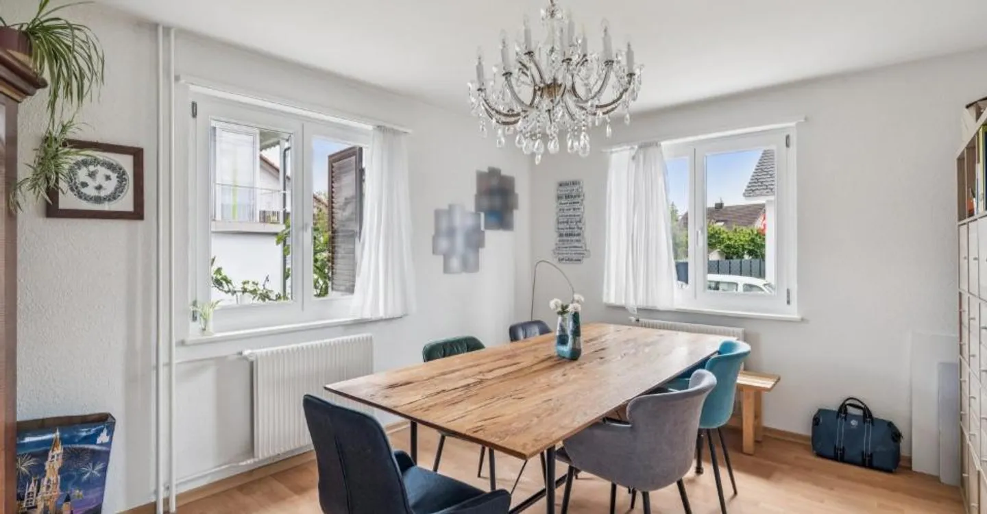 Charming home with large garden and versatile layout - Photo 3 of 7