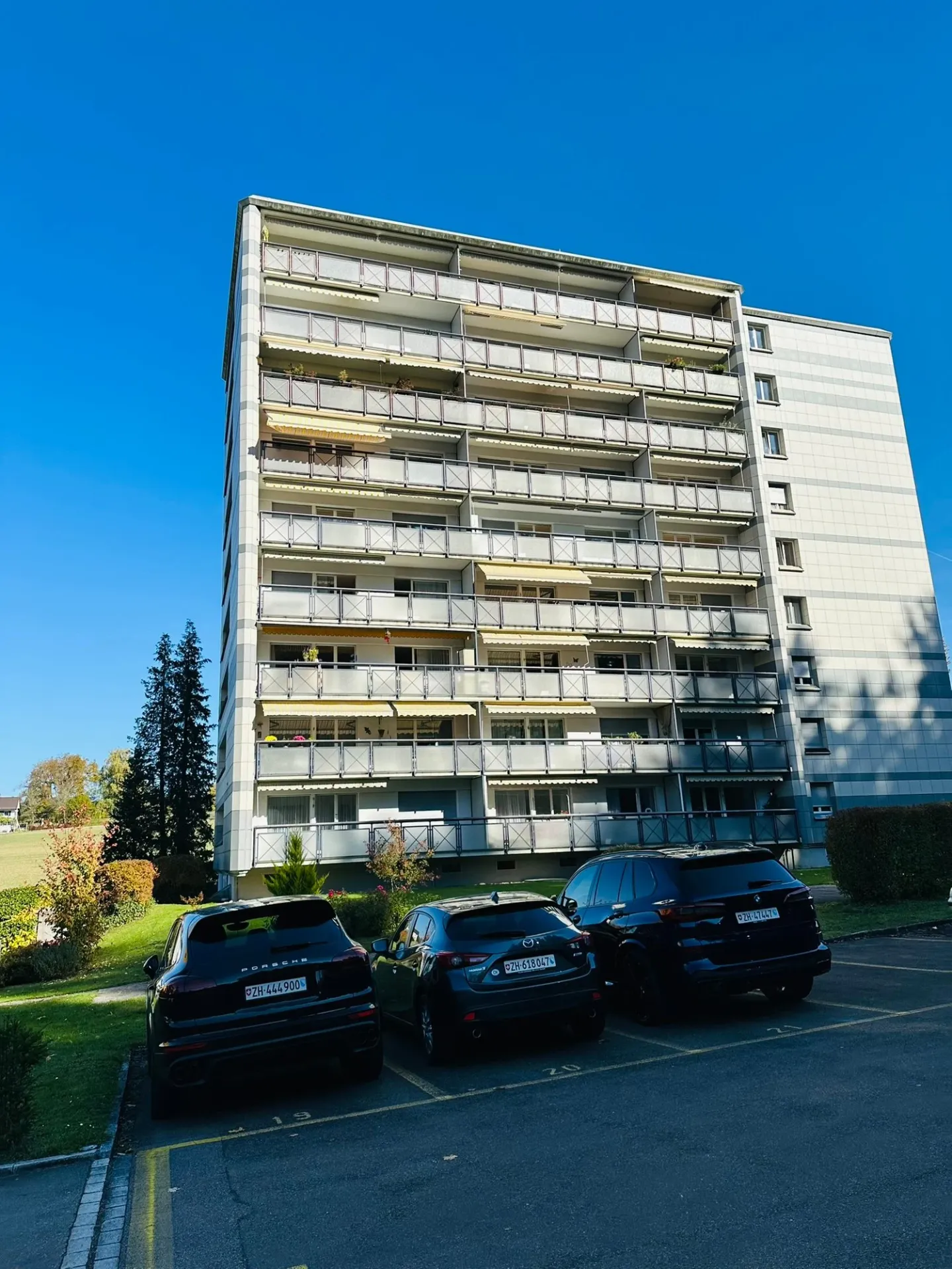 Charming 3-room apartment on the 5th floor in Zollikon - Photo 1 of 11