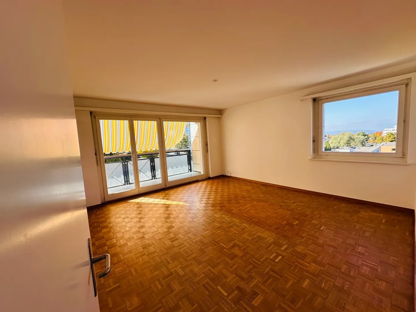 Charming 3-room apartment on the 5th floor in Zollikon - Photo 2 of 11