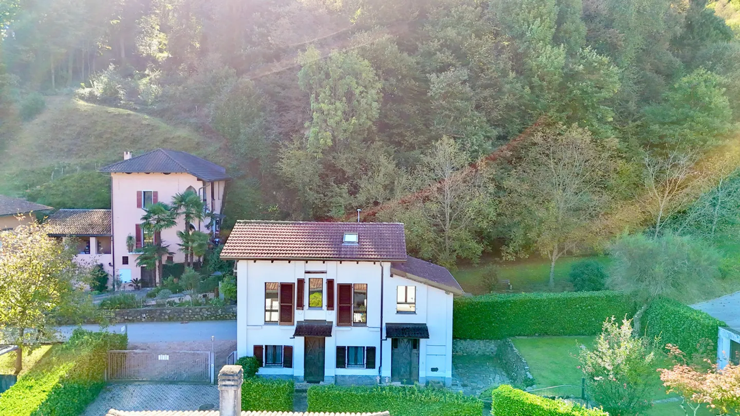 Villa con Giardino, Dependence e Ampio Potenziale Edificatorio - Foto 3 di 24