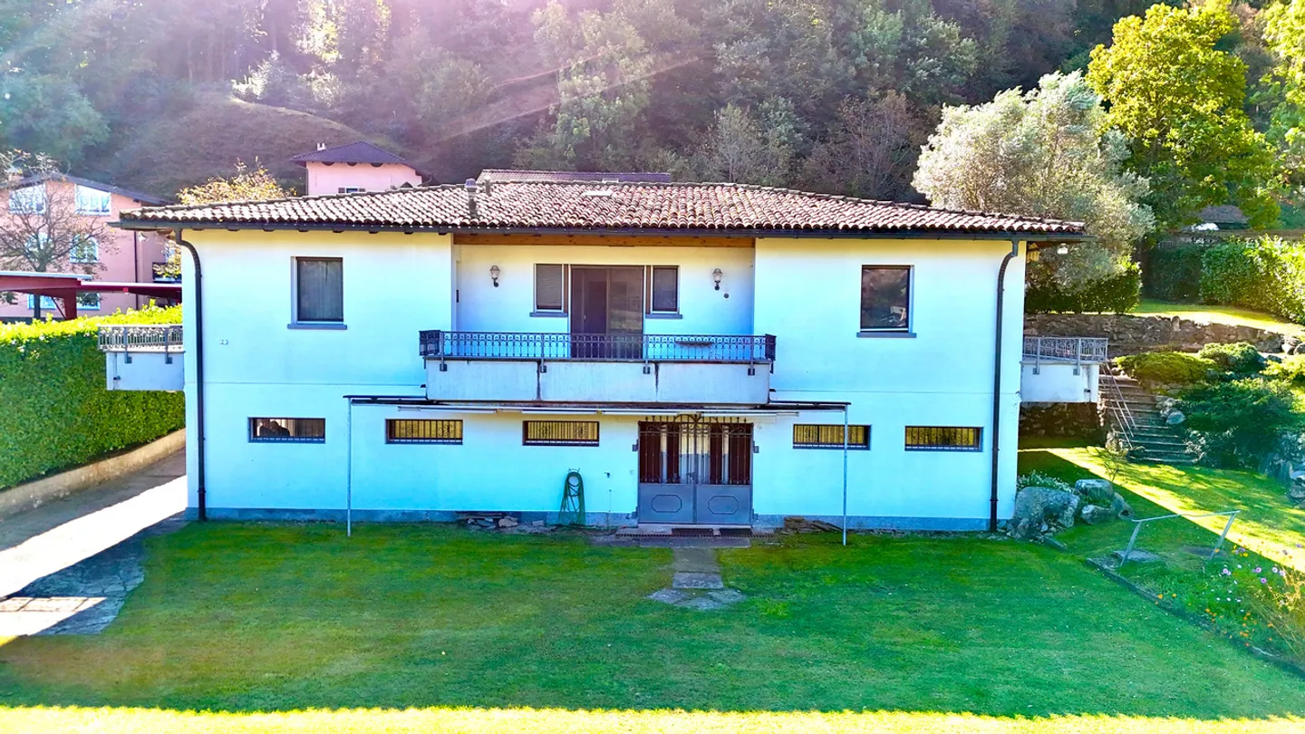 Villa con Giardino, Dependence e Ampio Potenziale Edificatorio - Foto 2 di 24