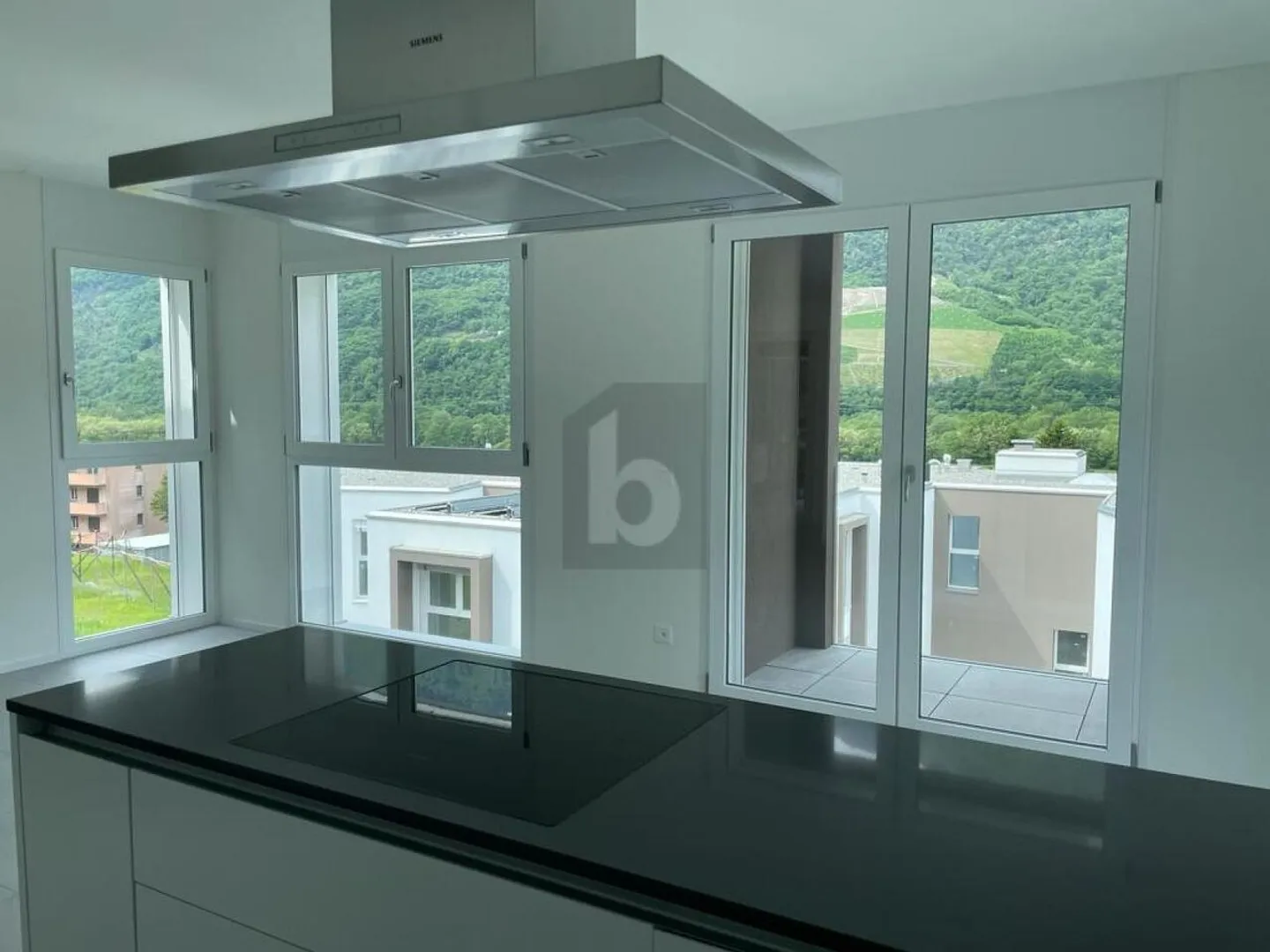 Appartement ensoleillé avec belle vue dégagée - Photo 2 sur 5
