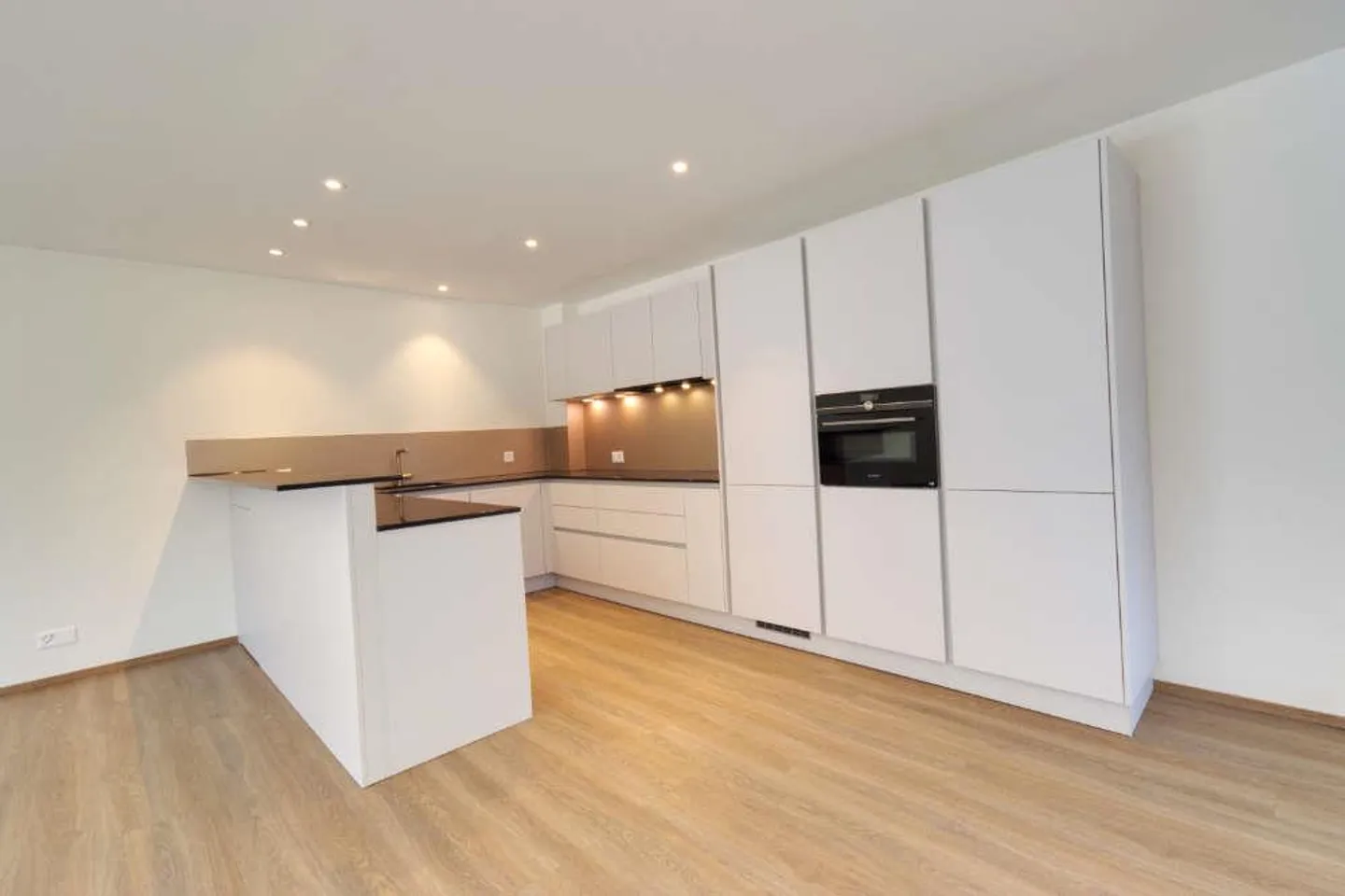 Spacious 4.5-Room Apartment - Photo 3 of 19