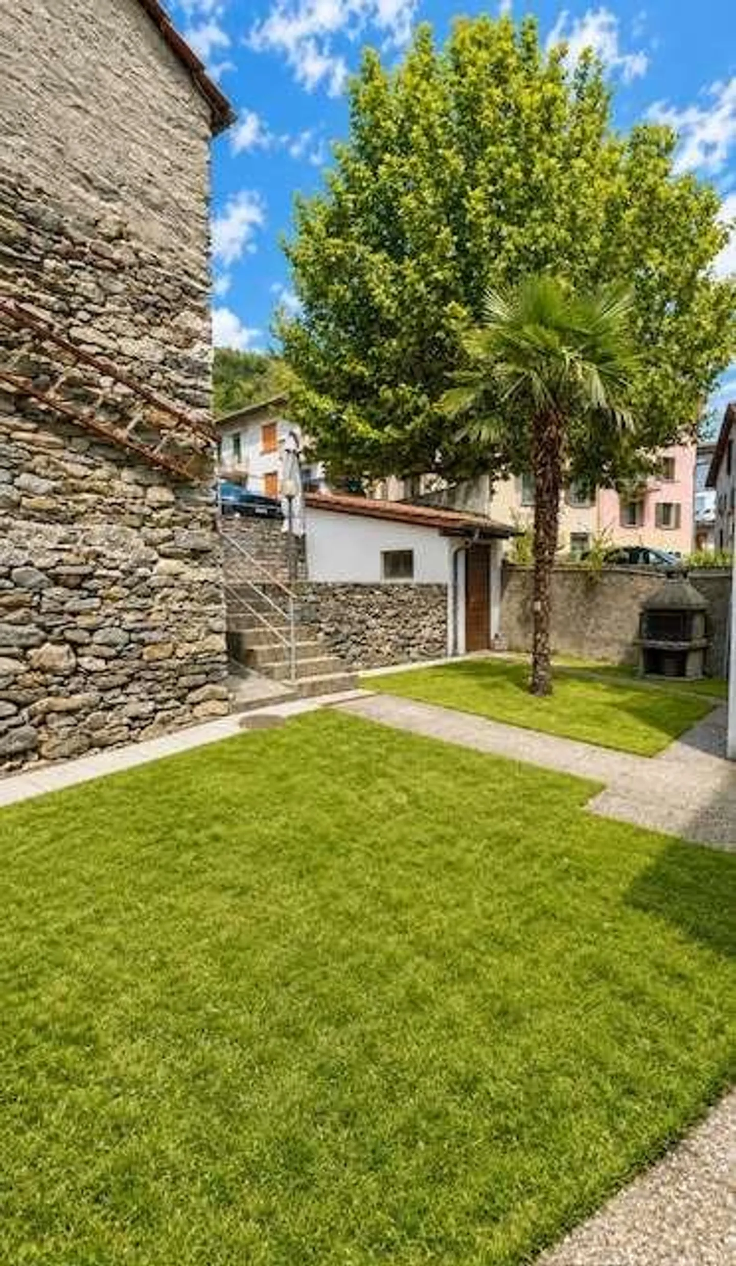 Interesting income-generating building investment opportunity - Photo 3 of 12