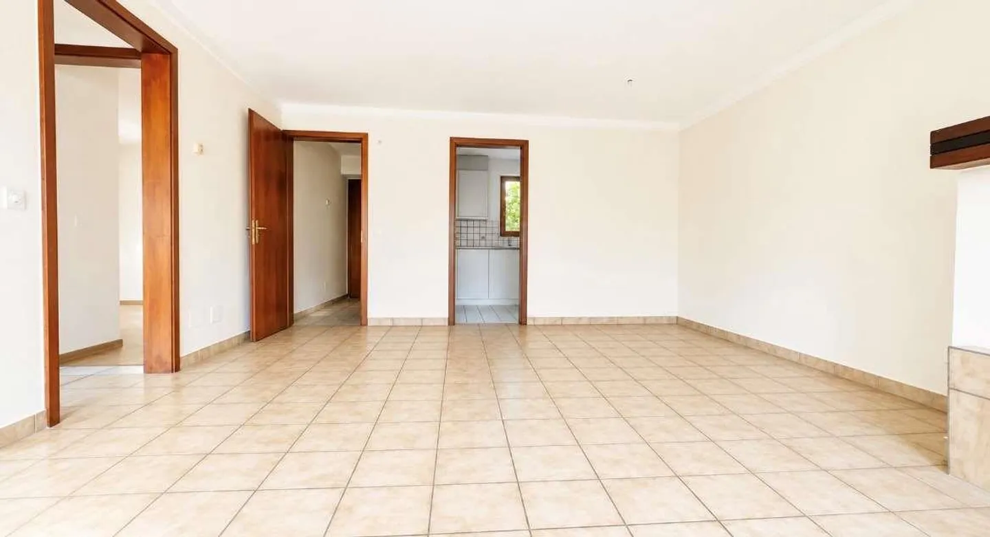 Interesting income-generating building investment opportunity - Photo 4 of 12