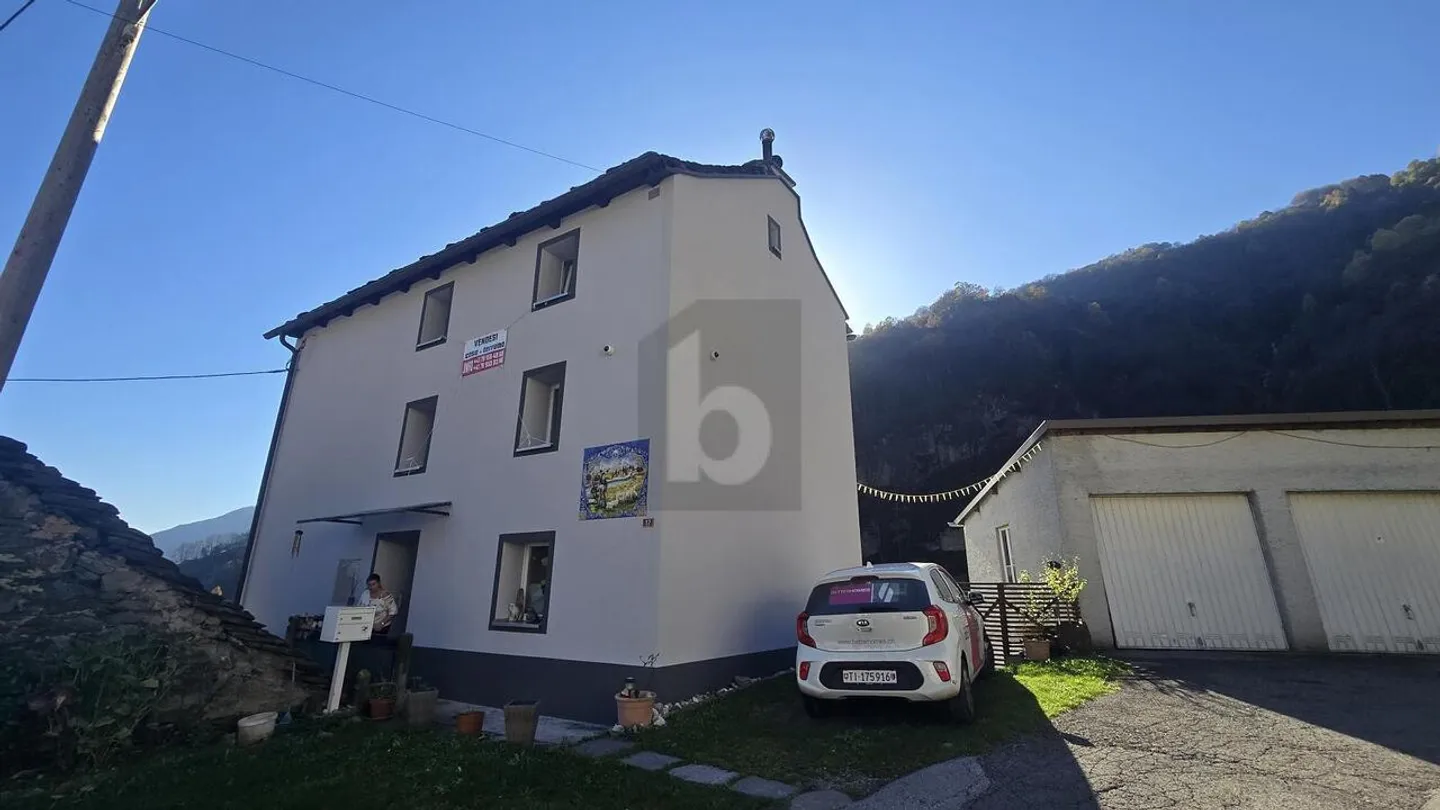 SPACIEUX ET ENSOLEILLÉ AVEC GRAND TERRAIN - Photo 1 sur 6