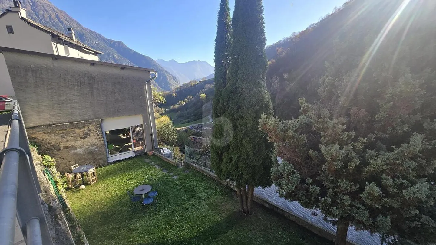 SPACIEUX ET ENSOLEILLÉ AVEC GRAND TERRAIN - Photo 2 sur 6