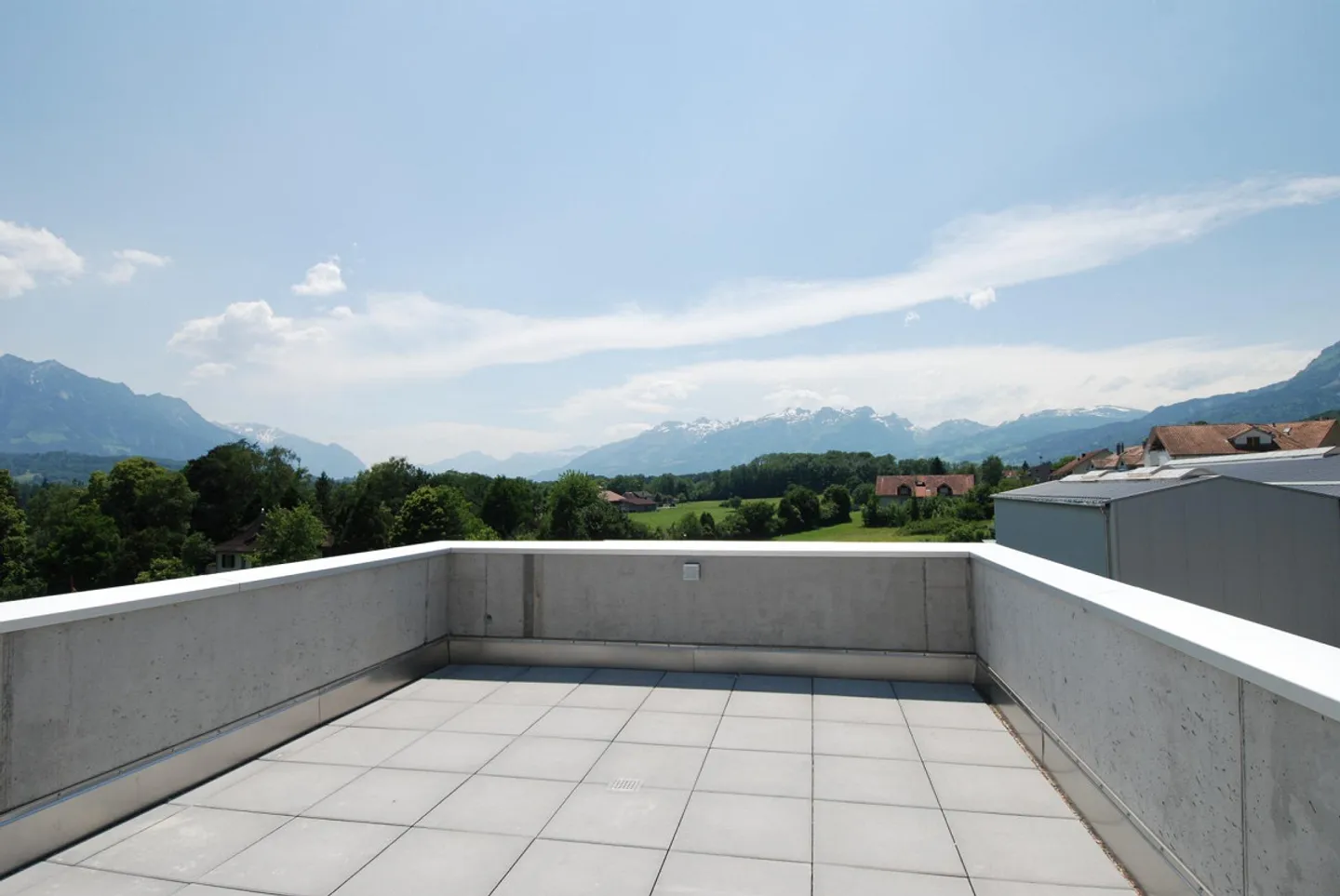 Modern 2.5 room apartment for rent with a view of the mountains - Photo 1 of 7