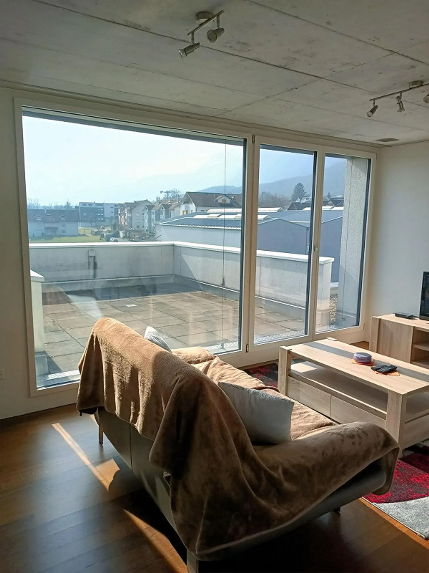 Modern 2.5 room apartment for rent with a view of the mountains - Photo 2 of 7