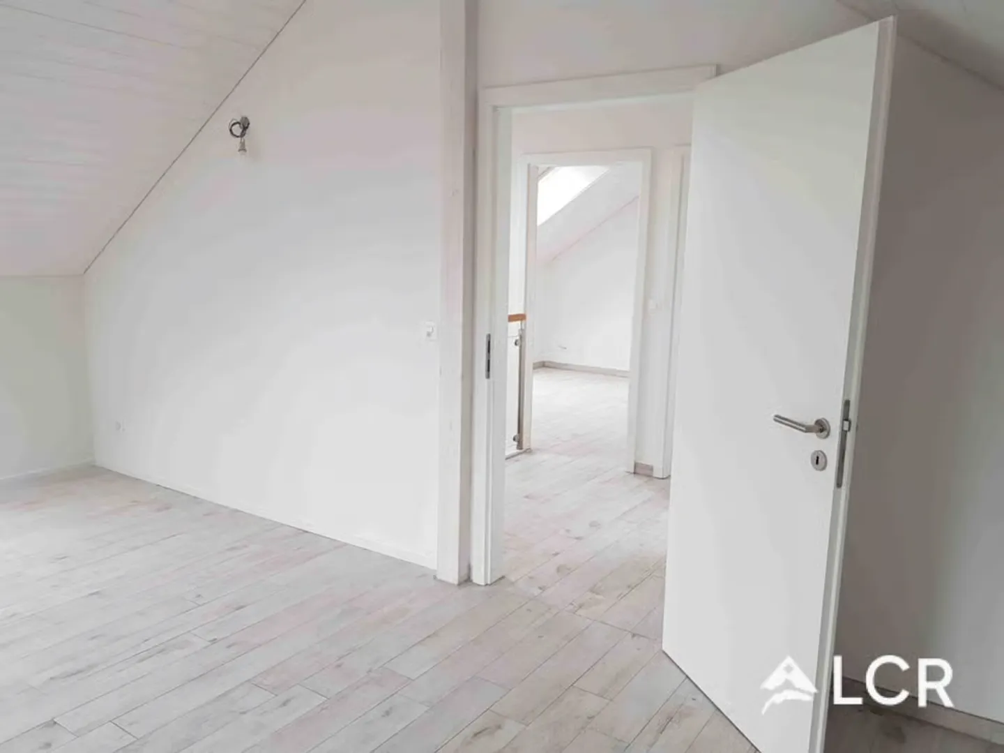Schöne Wohnung mit 5,5 Zimmern / 4 Schlafzimmern / 2 Badezimmern / 2 Balkonen - Foto 5 von 13