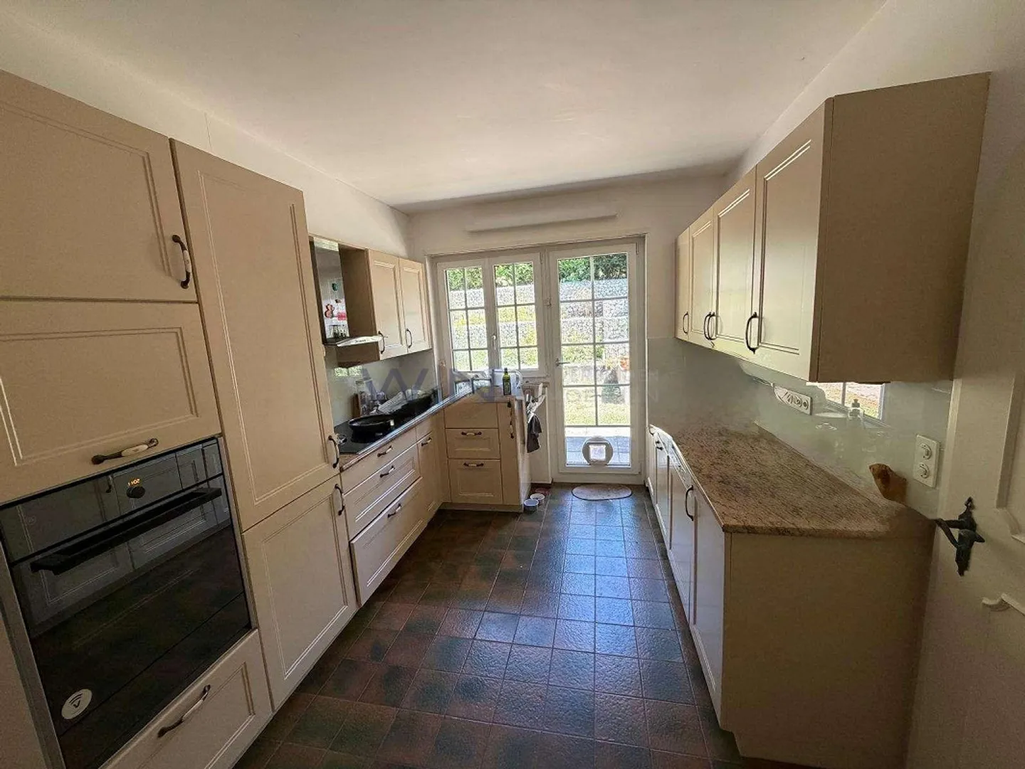 Casa familiare esclusiva con piscina - Foto 4 di 12