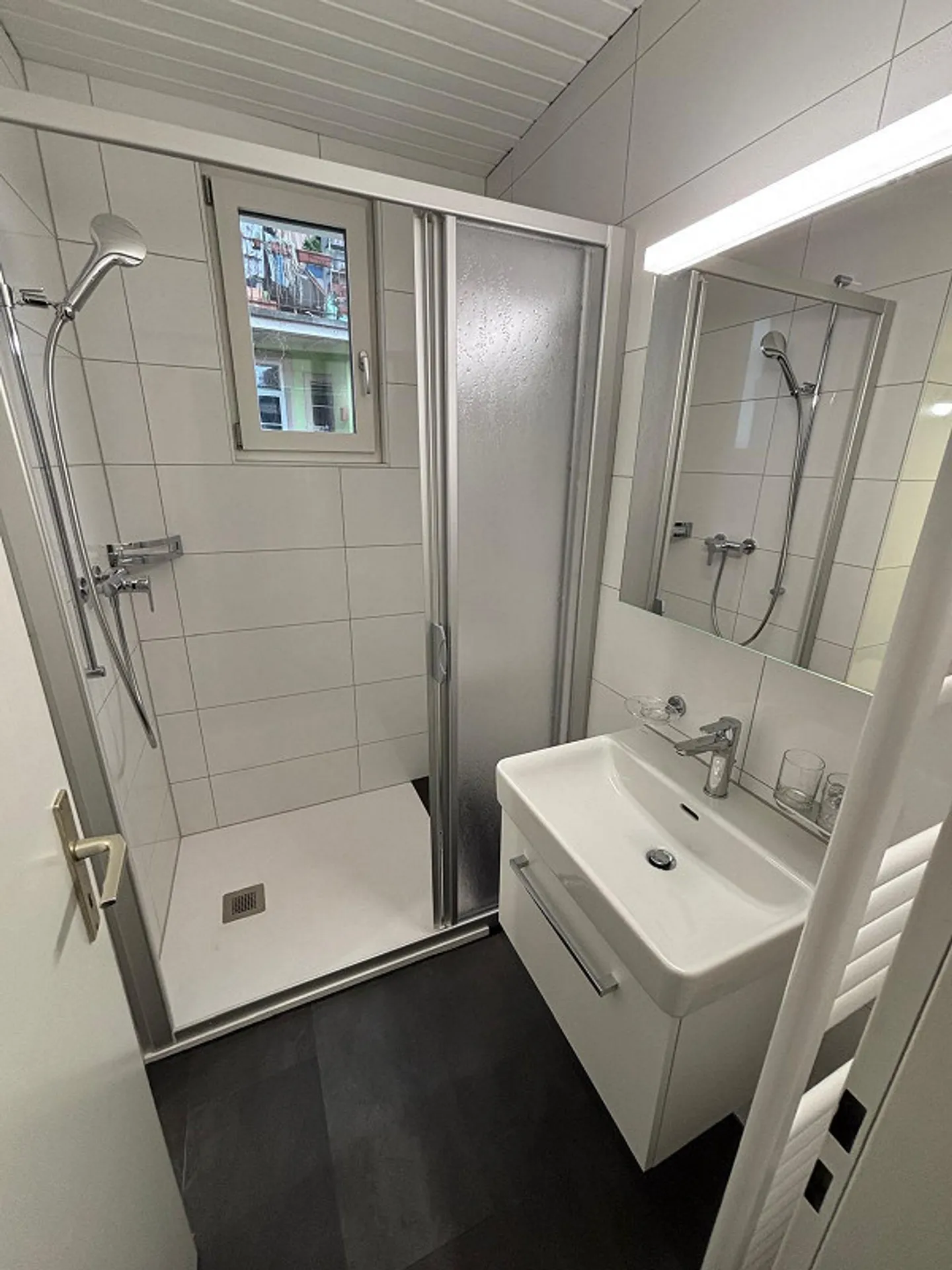 Completely renovated 1-room apartment for rent in Basel - Photo 6 of 7