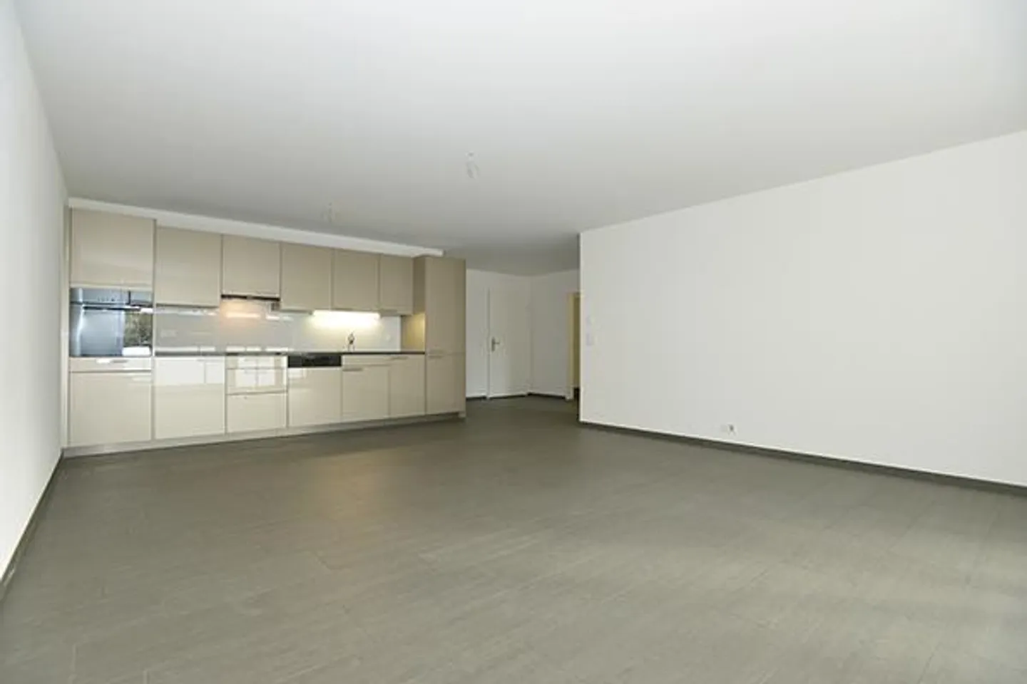 Appartamento moderno con area salotto - Foto 5 di 10