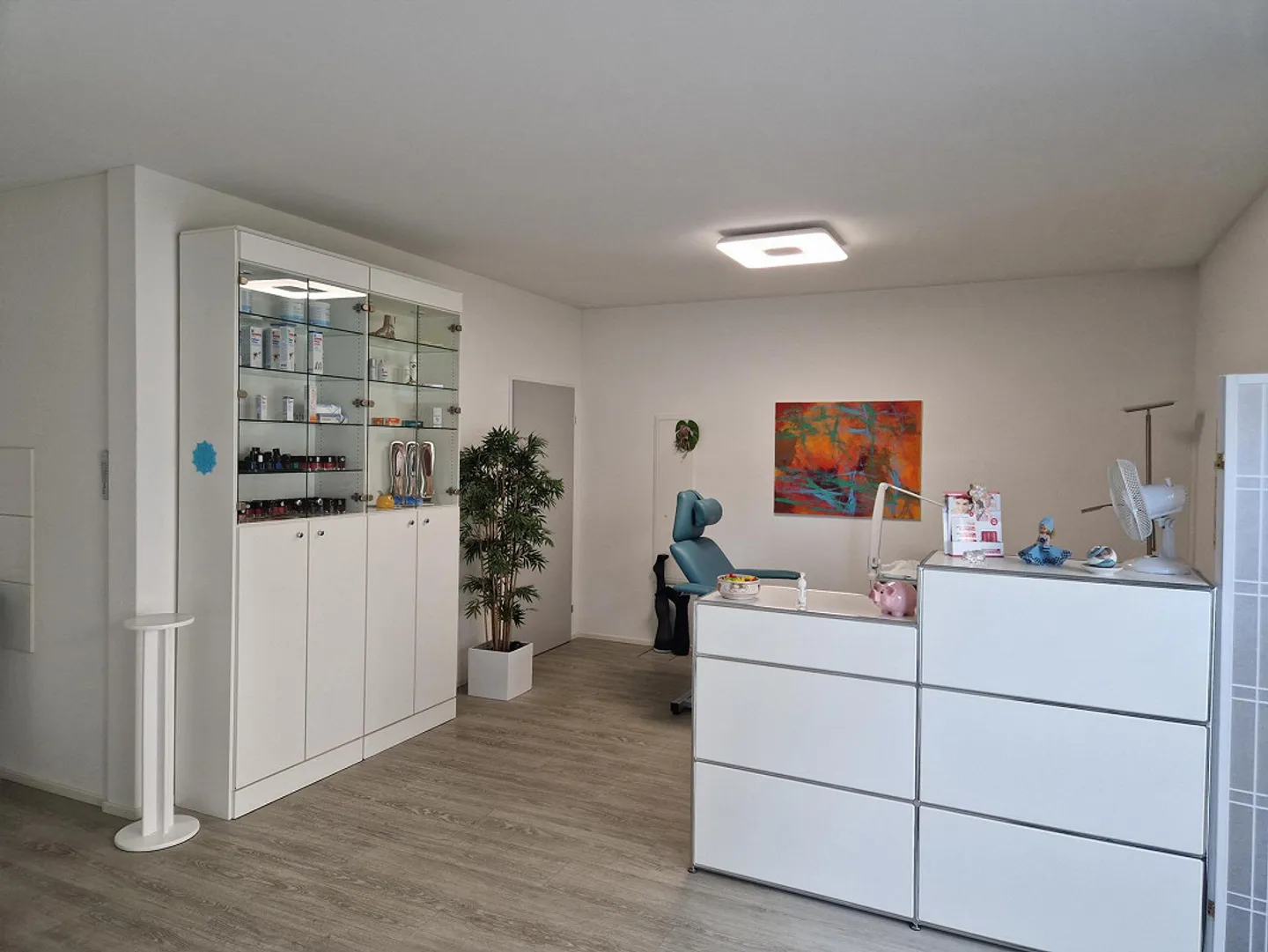 Moderno spazio commerciale di 1 camera a Fällanden - Foto 2 di 5