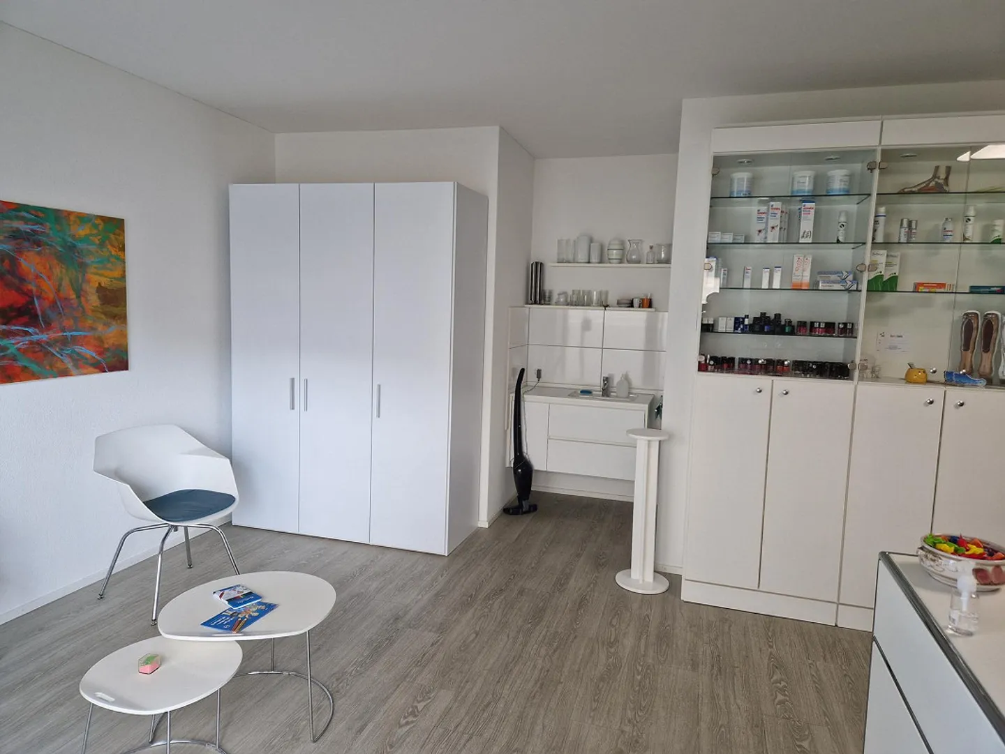 Moderno spazio commerciale di 1 camera a Fällanden - Foto 3 di 5