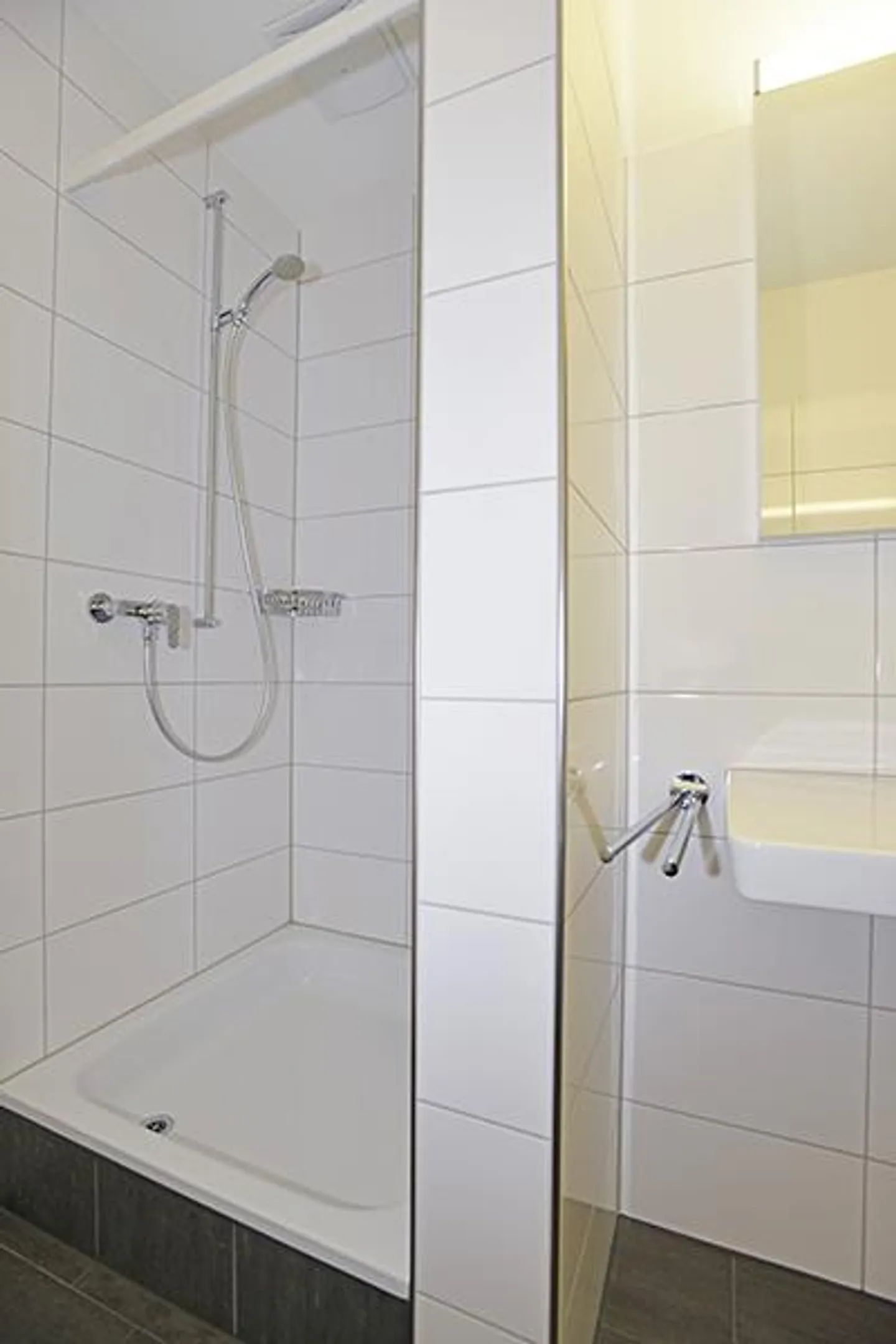 Appartamento moderno con area salotto - Foto 8 di 10