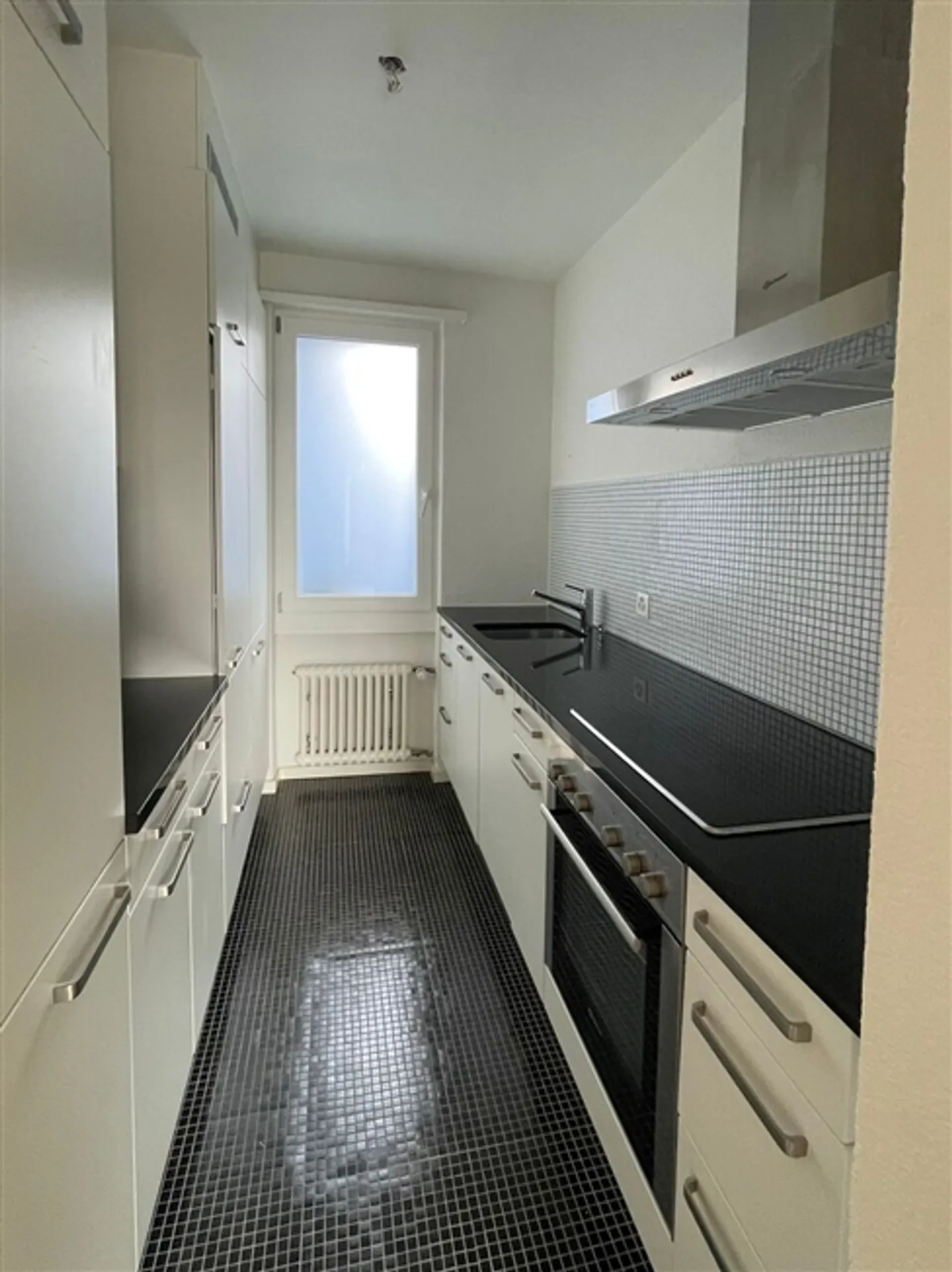 Appartement moderne de 2,5 pièces avec balcon au cœur de Soleure - Photo 2 sur 9