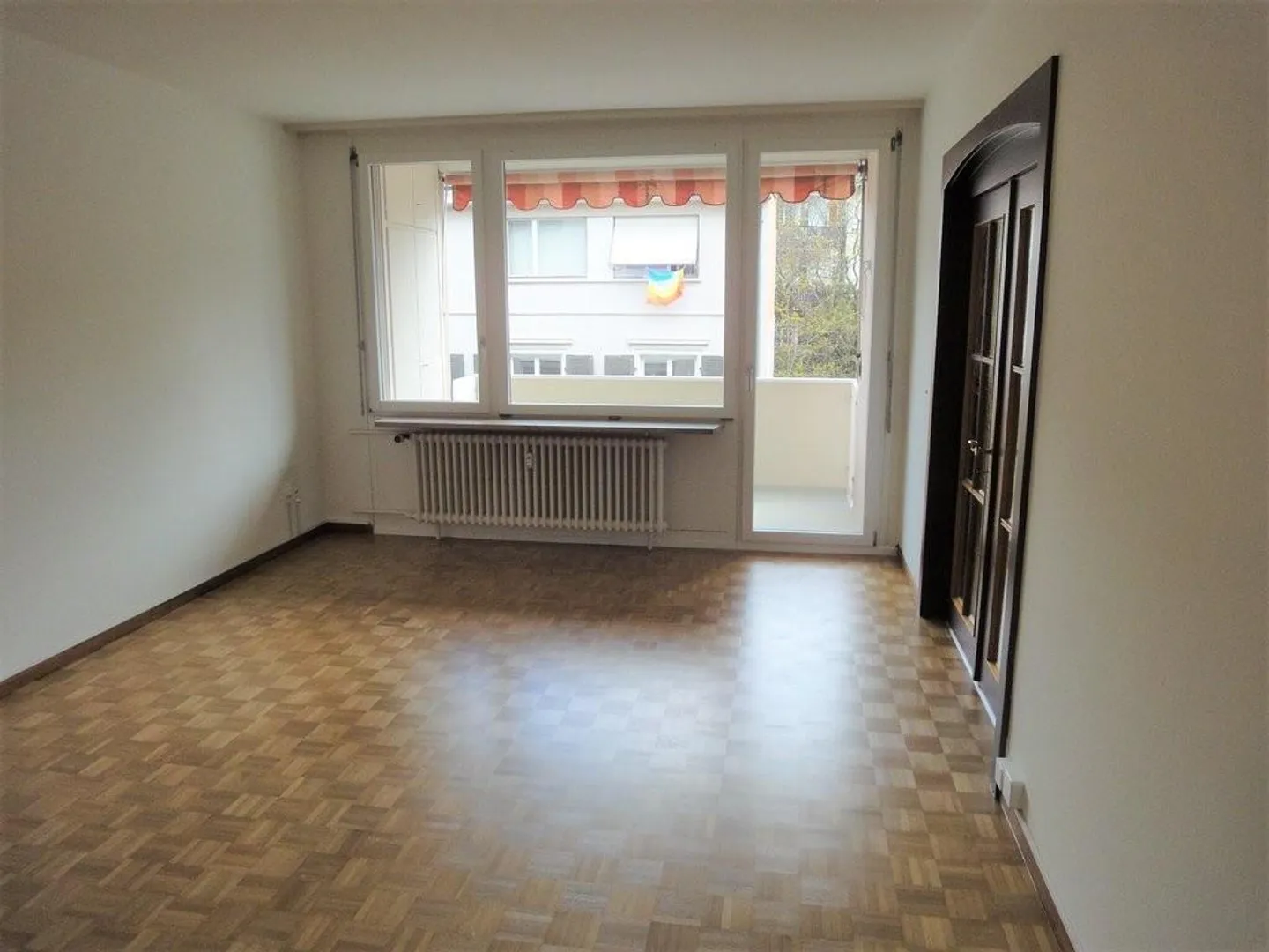 Situato in posizione centrale - Ospedale cantonale e università raggiungibili in pochi minuti - Foto 3 di 10