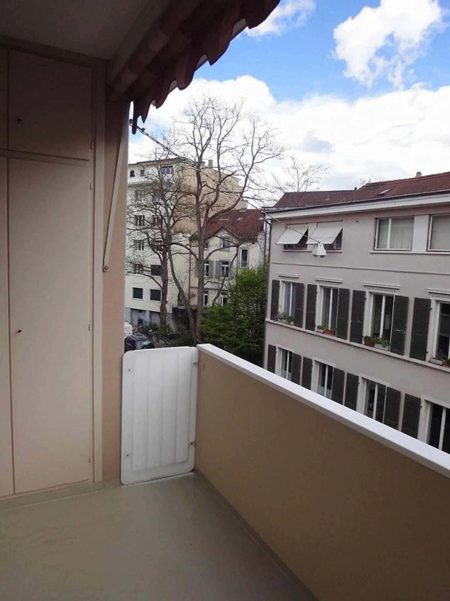 Situato in posizione centrale - Ospedale cantonale e università raggiungibili in pochi minuti - Foto 4 di 10