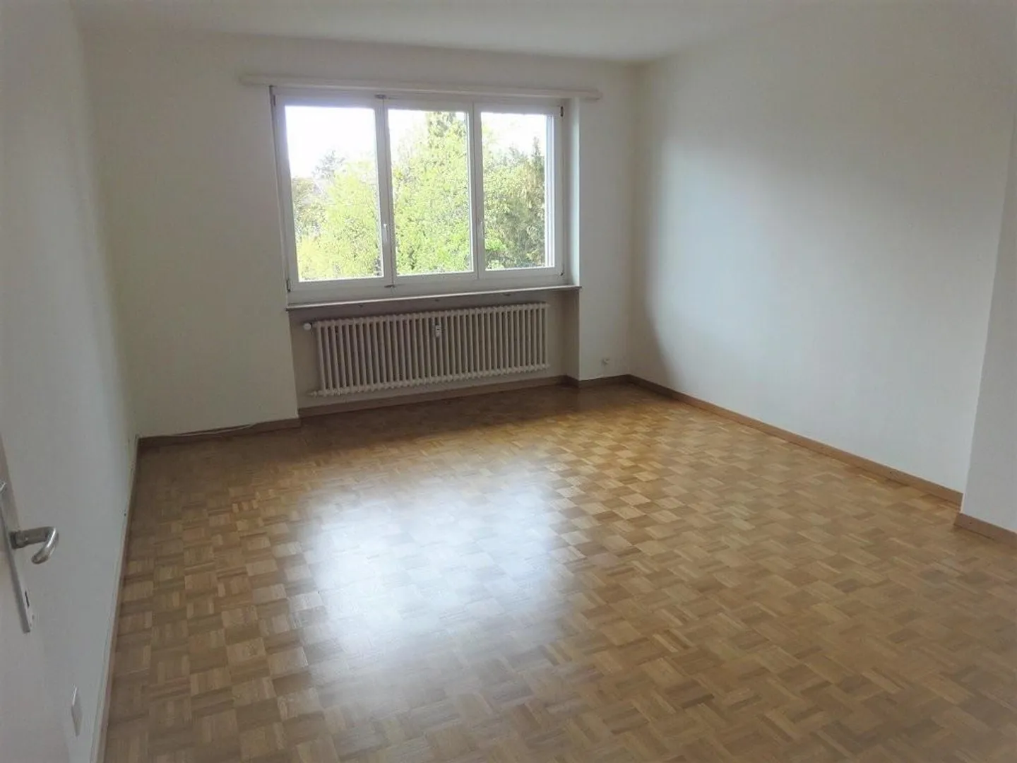 Situato in posizione centrale - Ospedale cantonale e università raggiungibili in pochi minuti - Foto 5 di 10