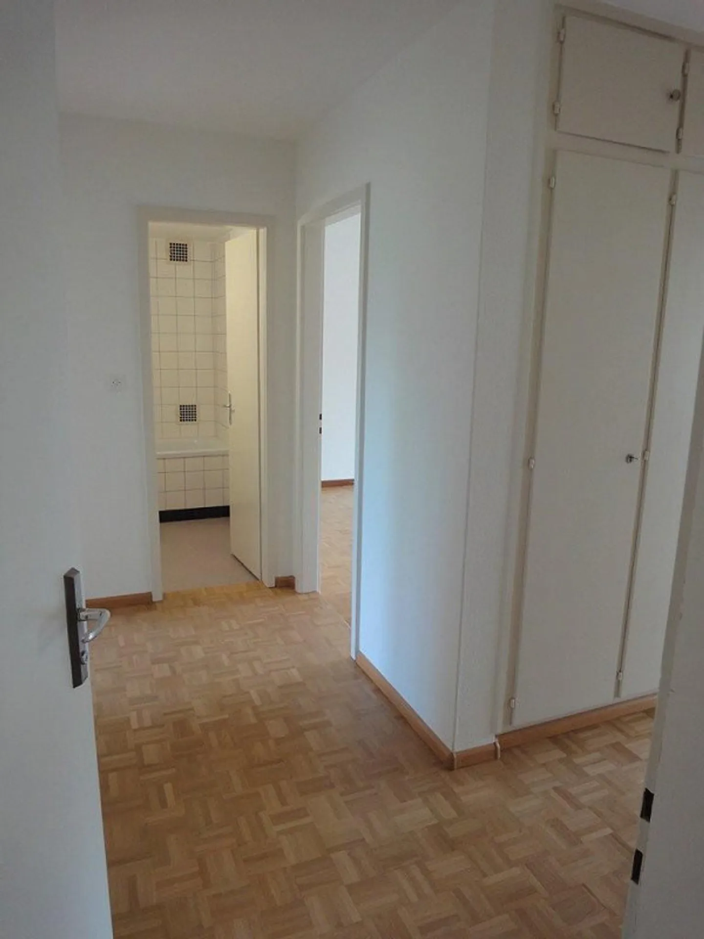 Situato in posizione centrale - Ospedale cantonale e università raggiungibili in pochi minuti - Foto 6 di 10