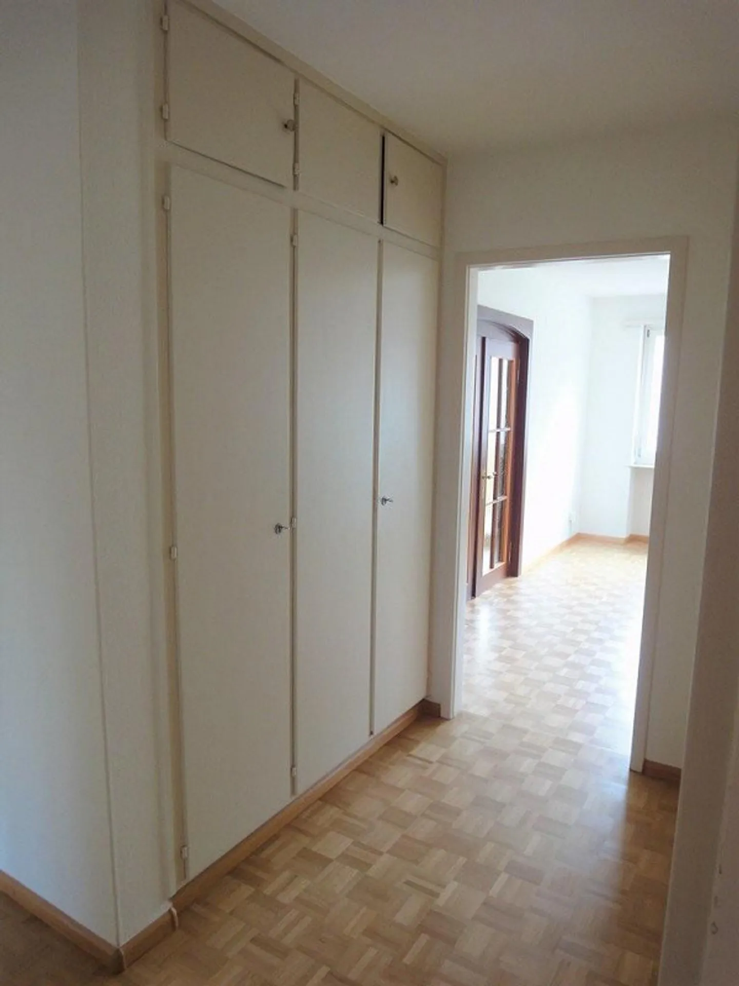 Situato in posizione centrale - Ospedale cantonale e università raggiungibili in pochi minuti - Foto 7 di 10