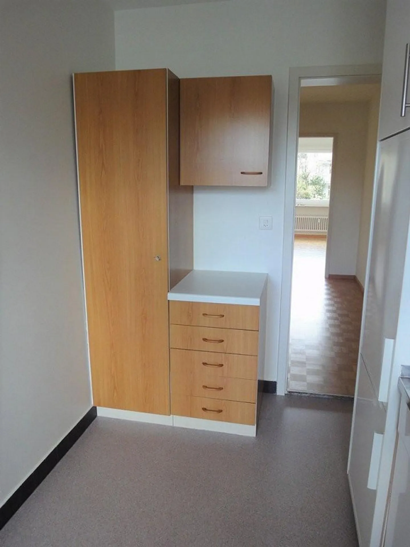 Situato in posizione centrale - Ospedale cantonale e università raggiungibili in pochi minuti - Foto 8 di 10