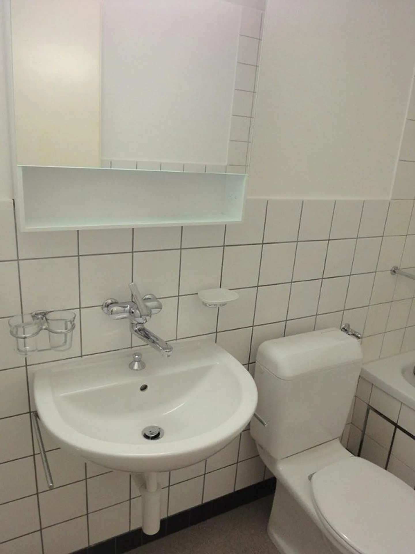 Situato in posizione centrale - Ospedale cantonale e università raggiungibili in pochi minuti - Foto 9 di 10