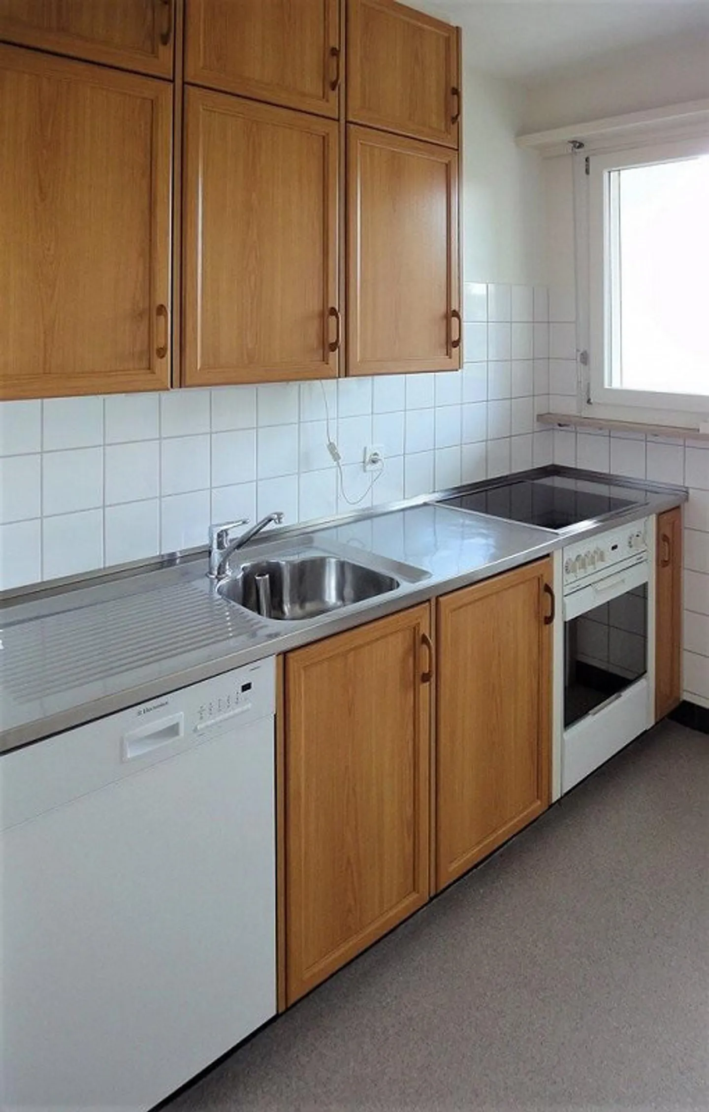 Situato in posizione centrale - Ospedale cantonale e università raggiungibili in pochi minuti - Foto 10 di 10