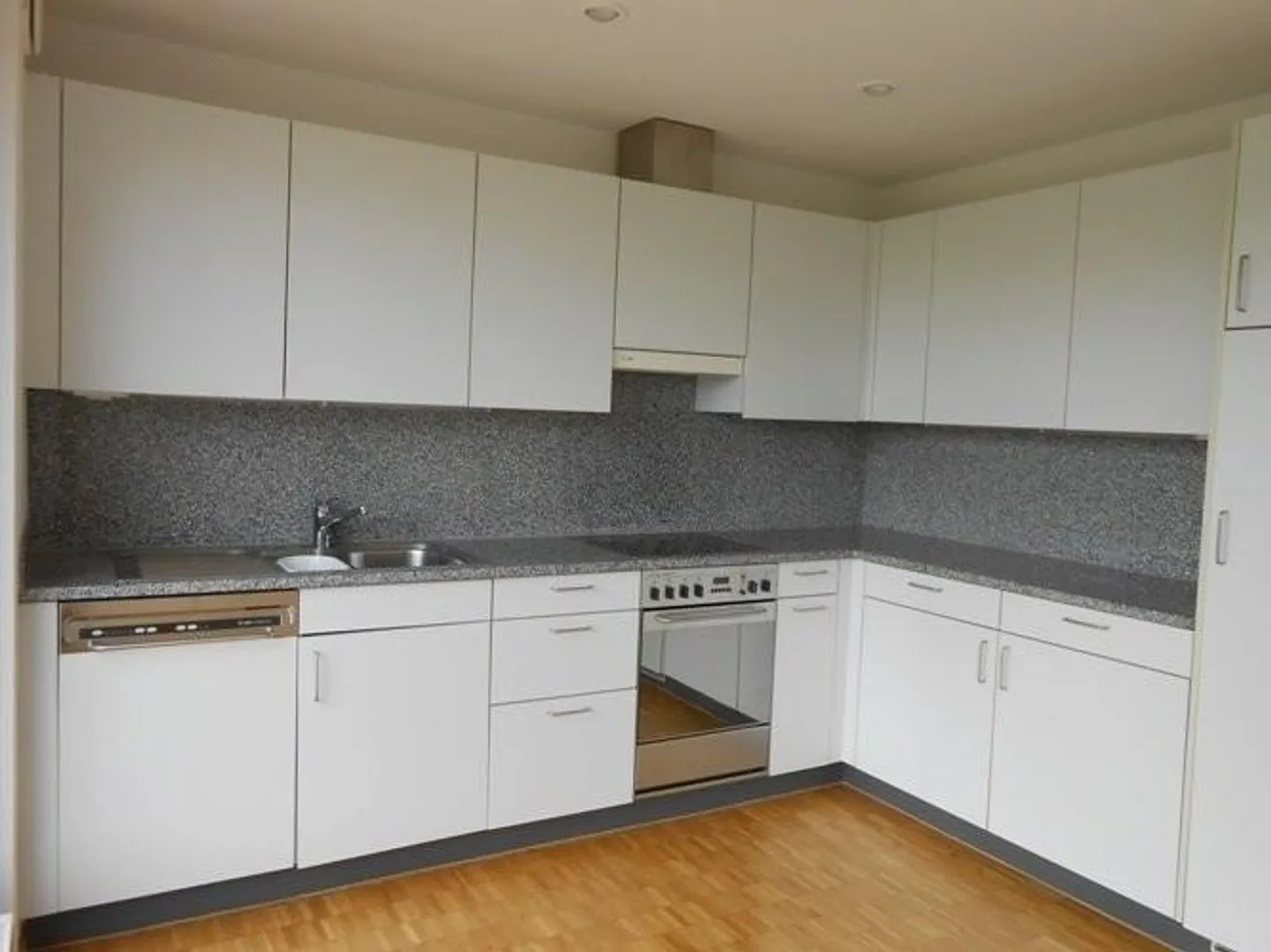 RENT WITHOUT DEPOSIT - Tax-friendly living at the gates of Zurich - Photo 2 of 7