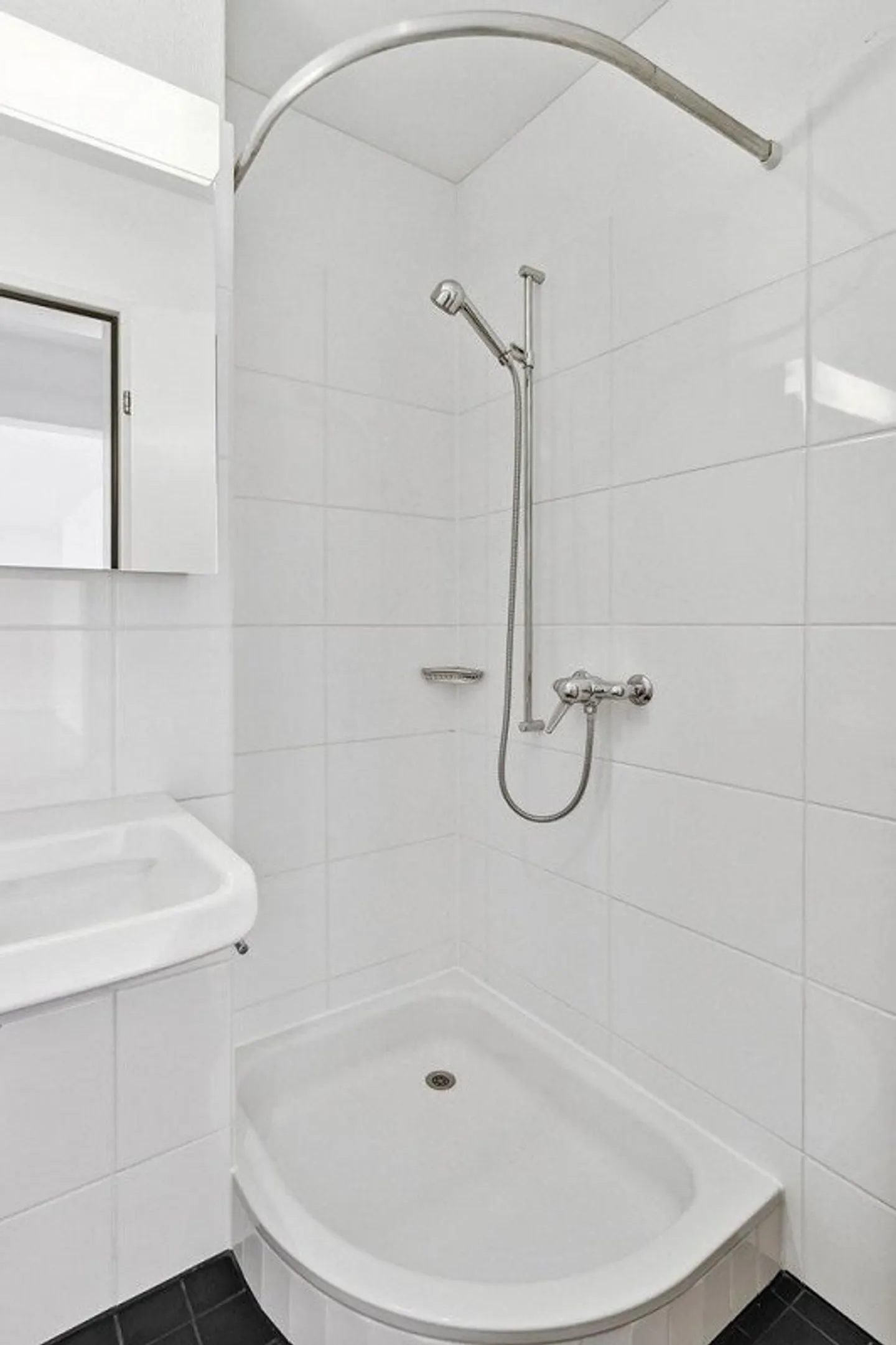 RENT WITHOUT DEPOSIT - Tax-friendly living at the gates of Zurich - Photo 3 of 7