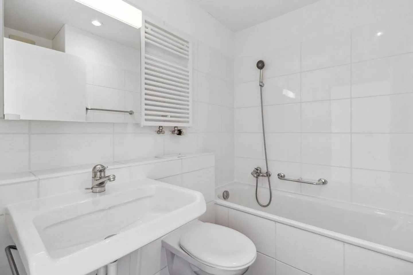 RENT WITHOUT DEPOSIT - Tax-friendly living at the gates of Zurich - Photo 4 of 7