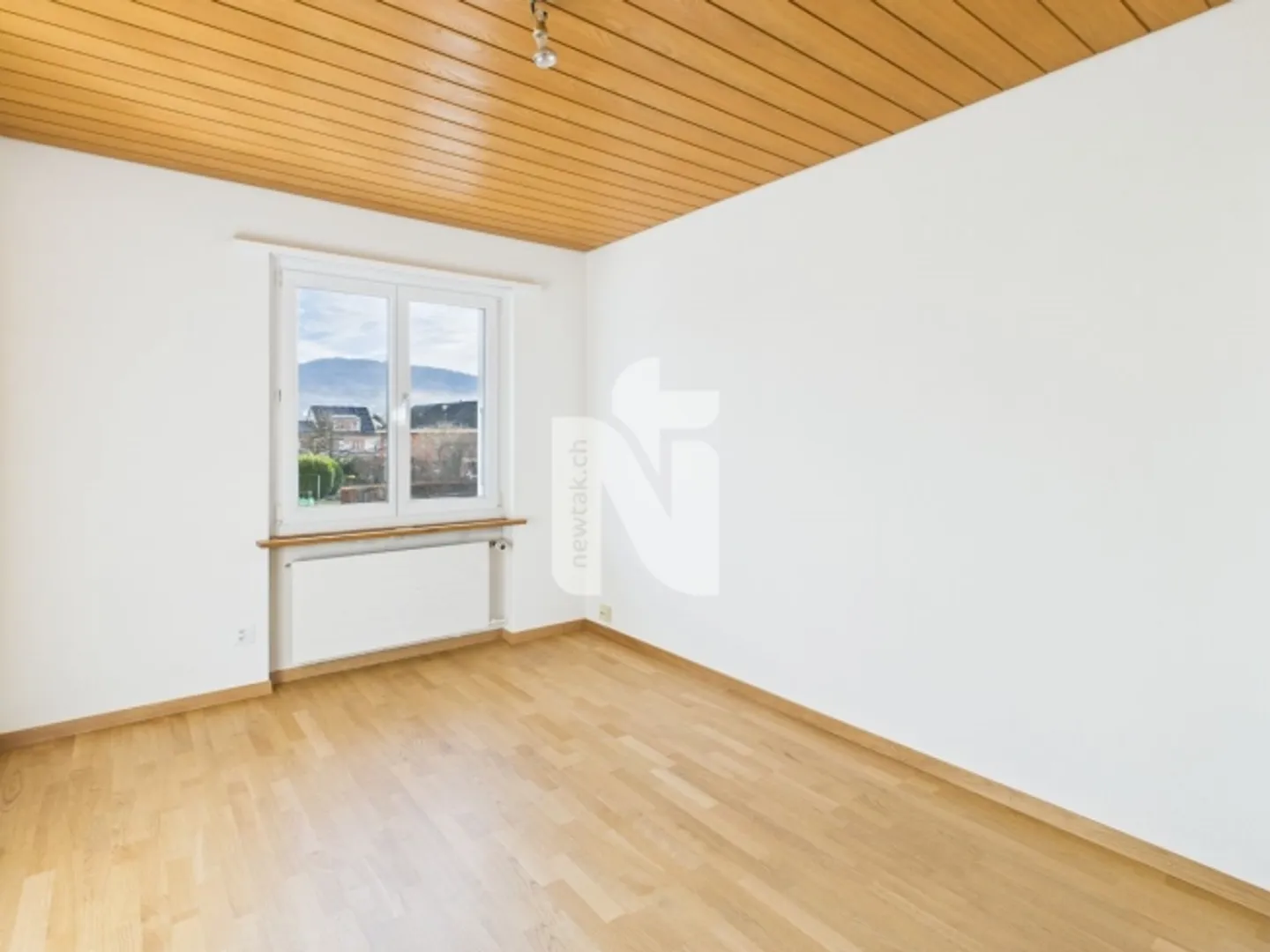 Charming, renovated terraced house with garden, garage and view - Photo 8 of 12