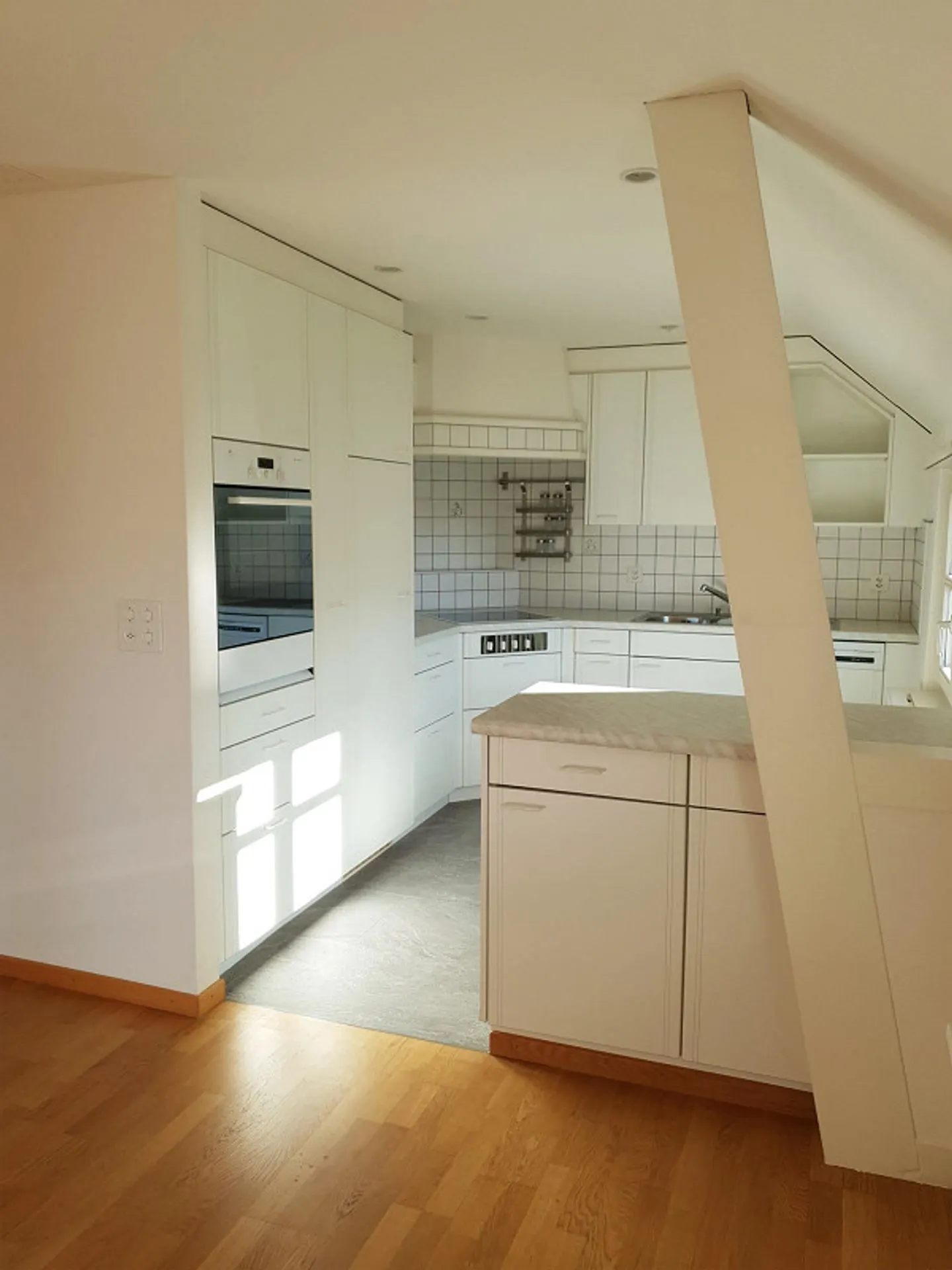 Luminoso appartamento di 3,5 locali con vista mozzafiato sulla Linthebene - Foto 3 di 9