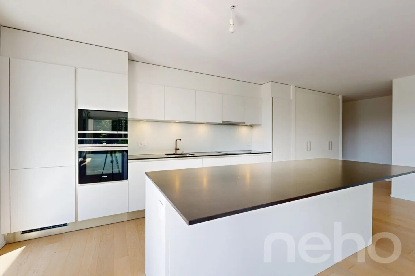 Luxury Apartment with Lake View - Photo 4 of 12