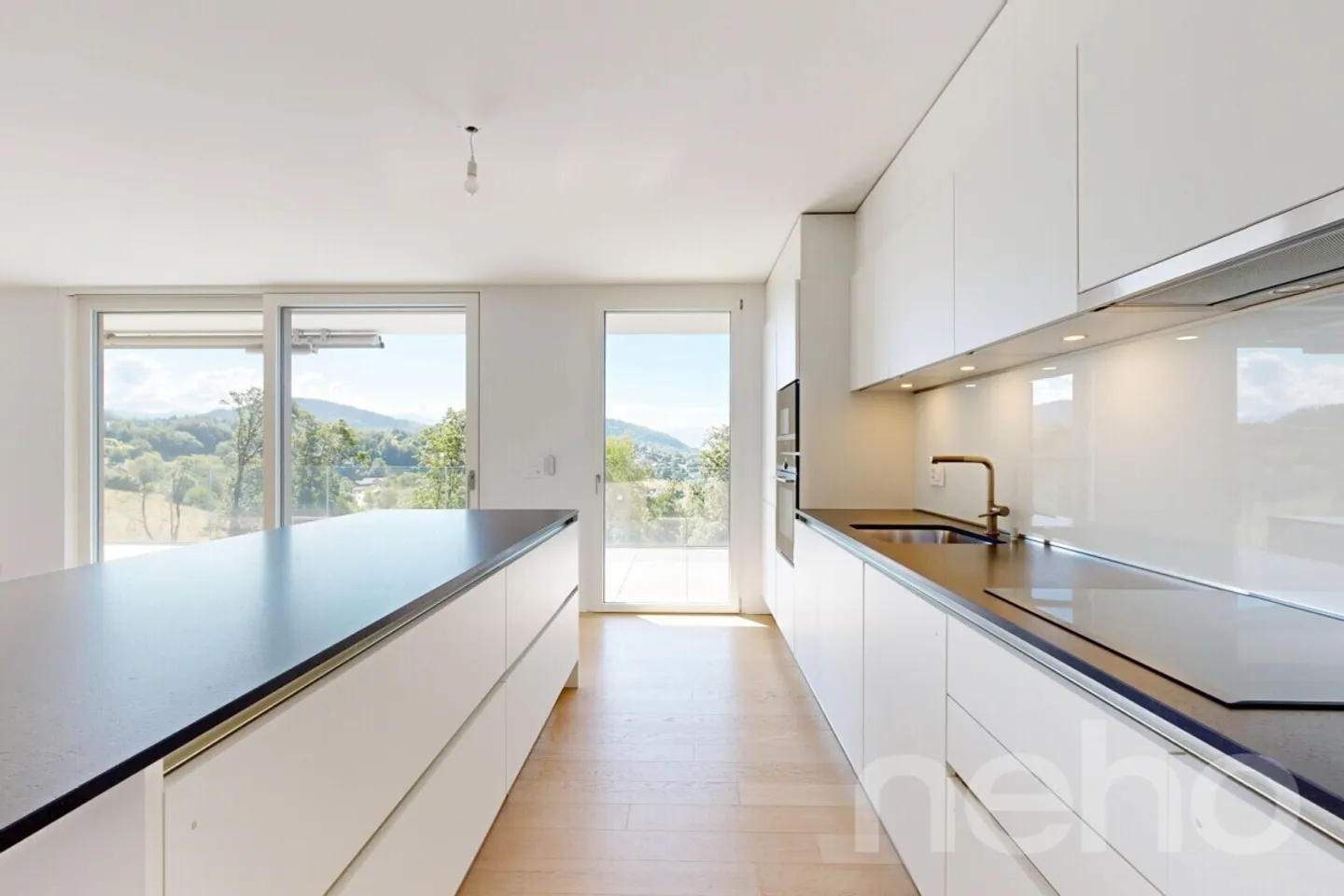 Luxury Apartment with Lake View - Photo 5 of 12