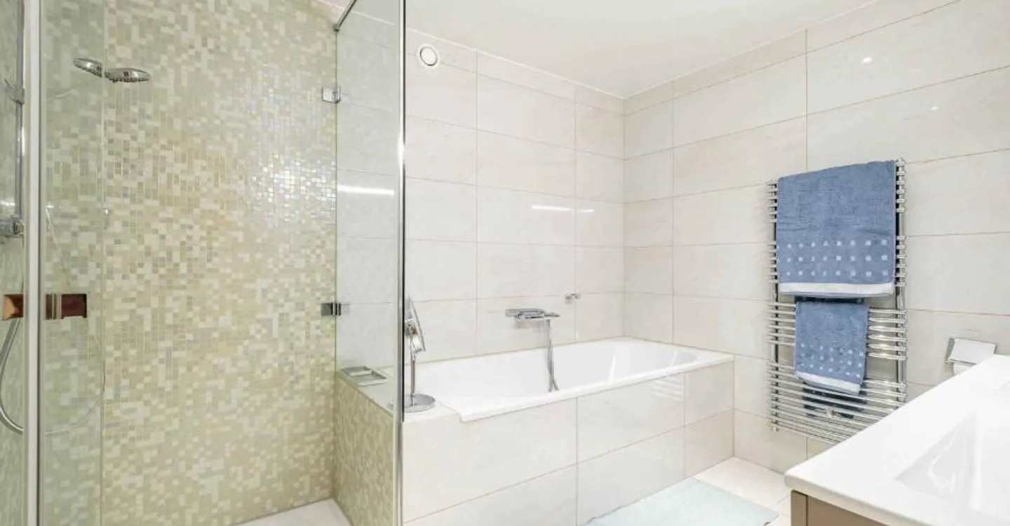 Exclusively! Superb 5-room apartment with terrace in a high-end residence - Photo 4 of 5