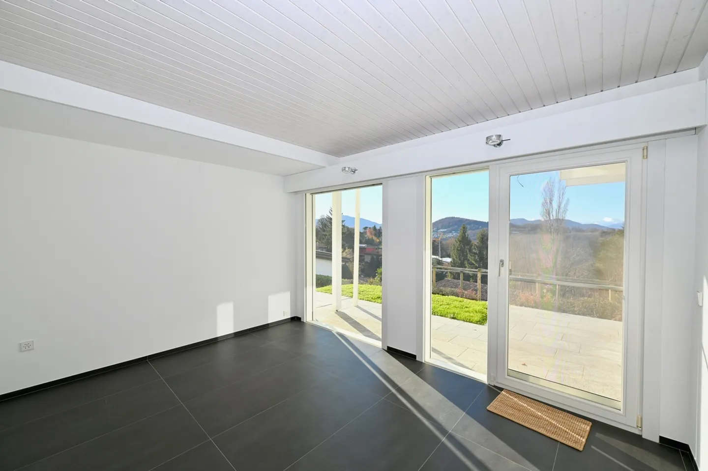 Modern Villa in Carabbia - Photo 25 of 26