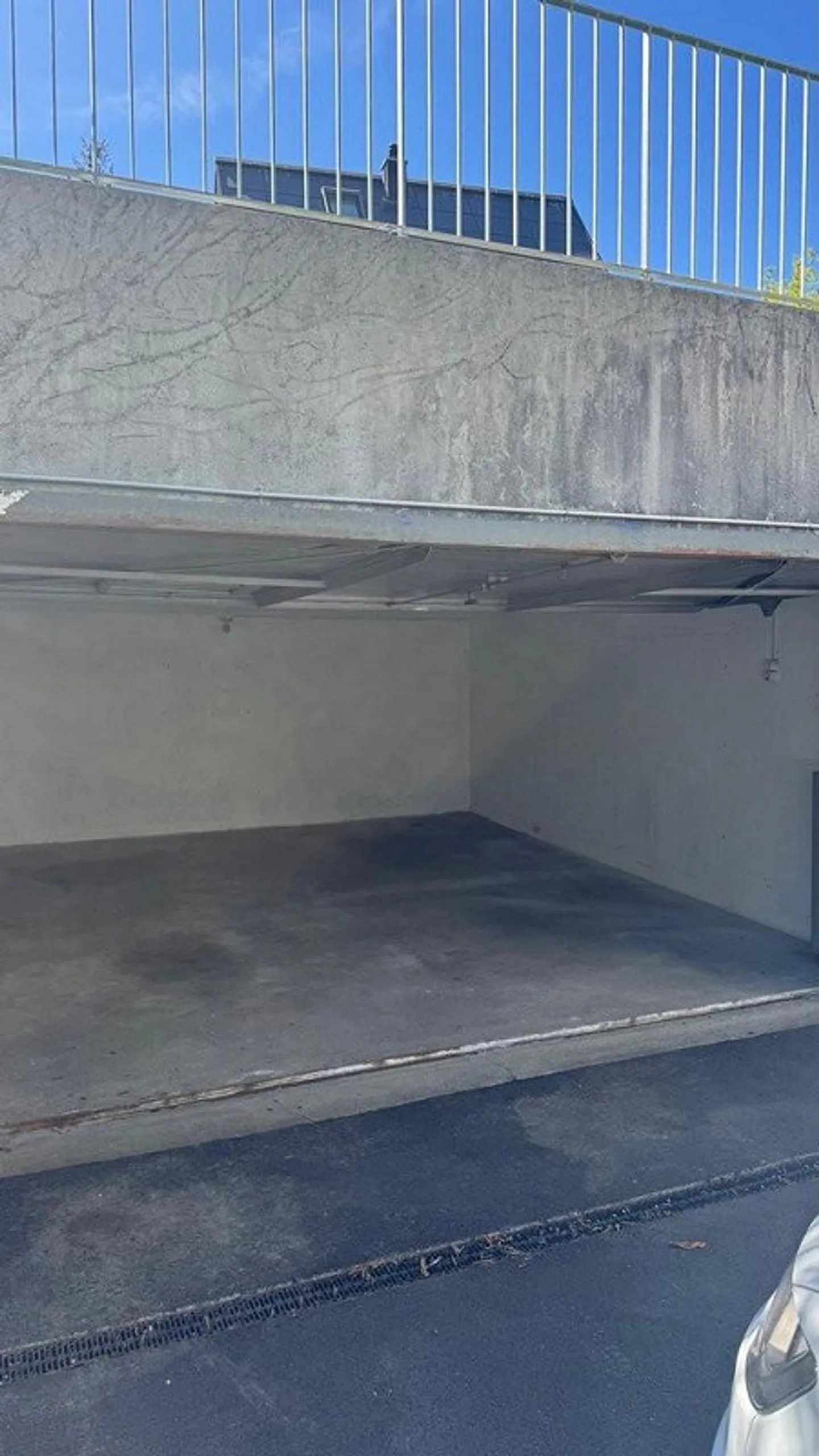 Posto auto doppio disponibile per affitto a Cham - Foto 2 di 3